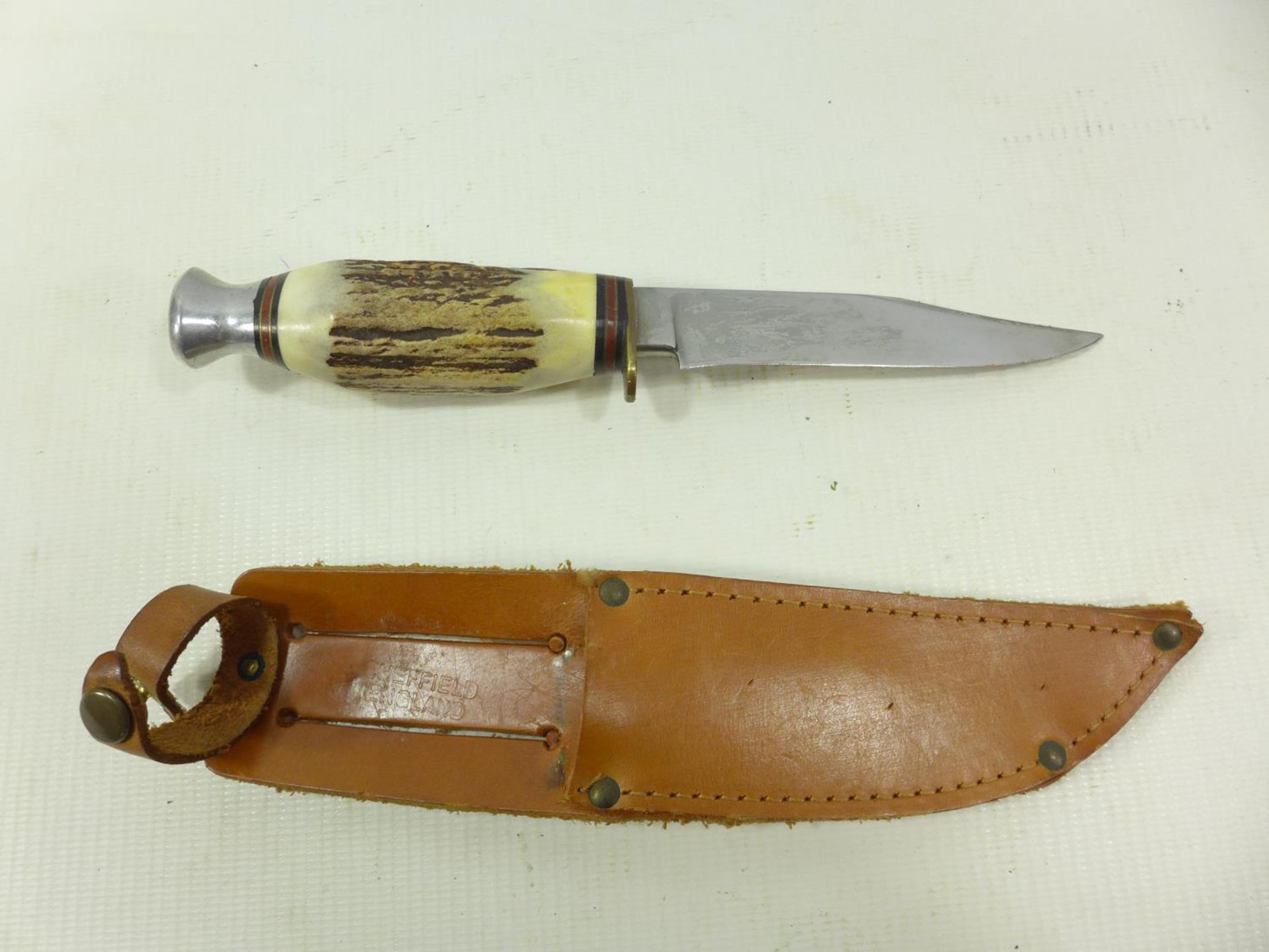 A BOWIE KNIFE AND SCABBARD 10.5 CM BLADE