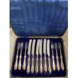 A BOXED SET OF HALLMARKED SHEFFIELD SILVER HANDLED STARTER KNIVES AND FORKS