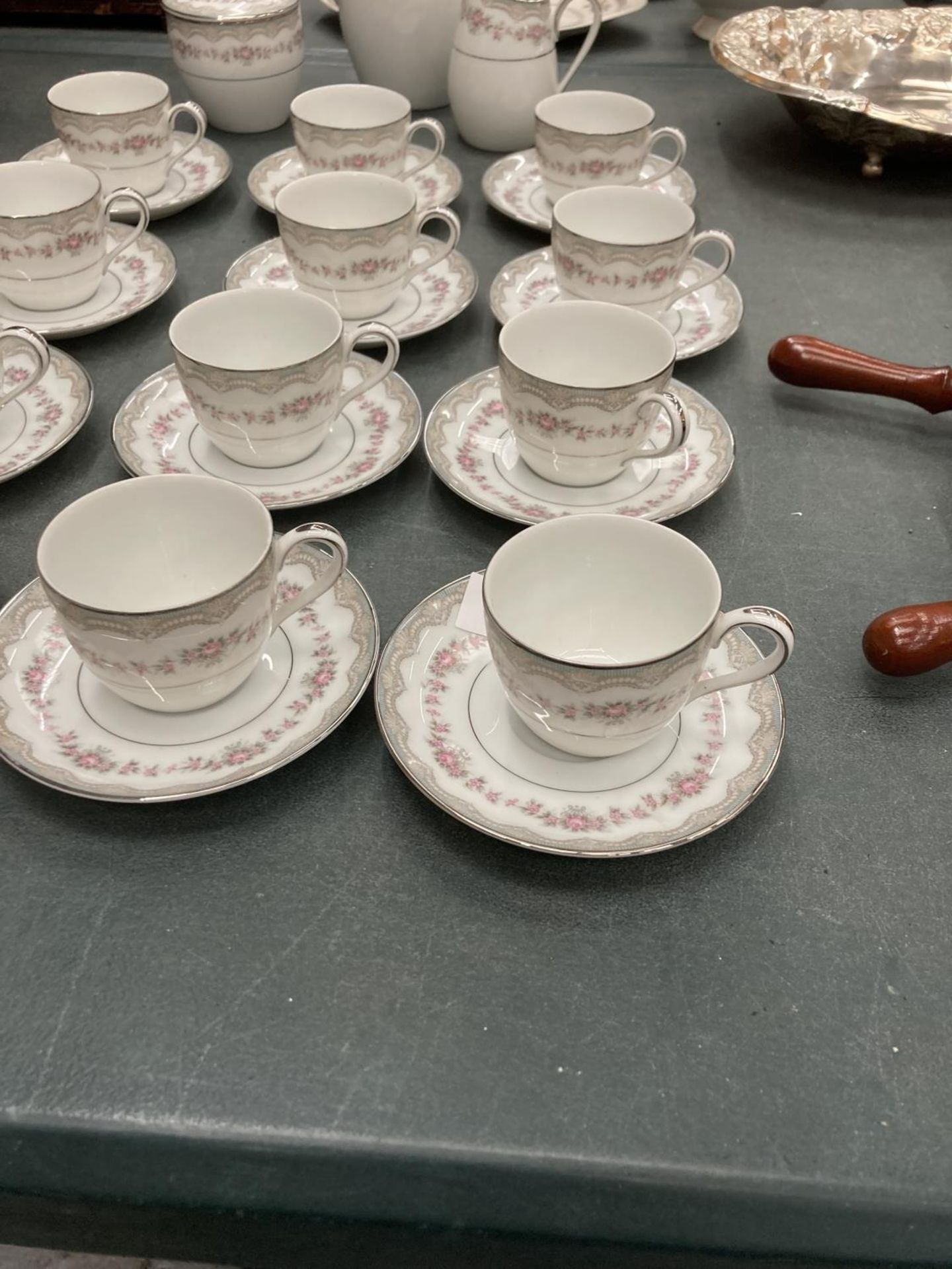 A TWENTY NINE PIECE PORCELAIN NORITAKE COFFEE SET TO INCLUDE CUPS, SAUCERS, COFFEE POT, CREAM JUG - Image 3 of 4