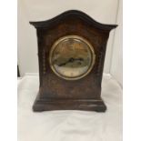 AN EARLY 20TH CENTURY MAHOGANY CASED 'TEMPEST FUGIT' 8 DAY MANTLE CLOCK 29CM X 37CM X 15CM