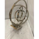 A PIECE OF STAINLESS STEEL MODERN ART HEIGHT APPROX 43CM, WIDTH APPROX 43CM