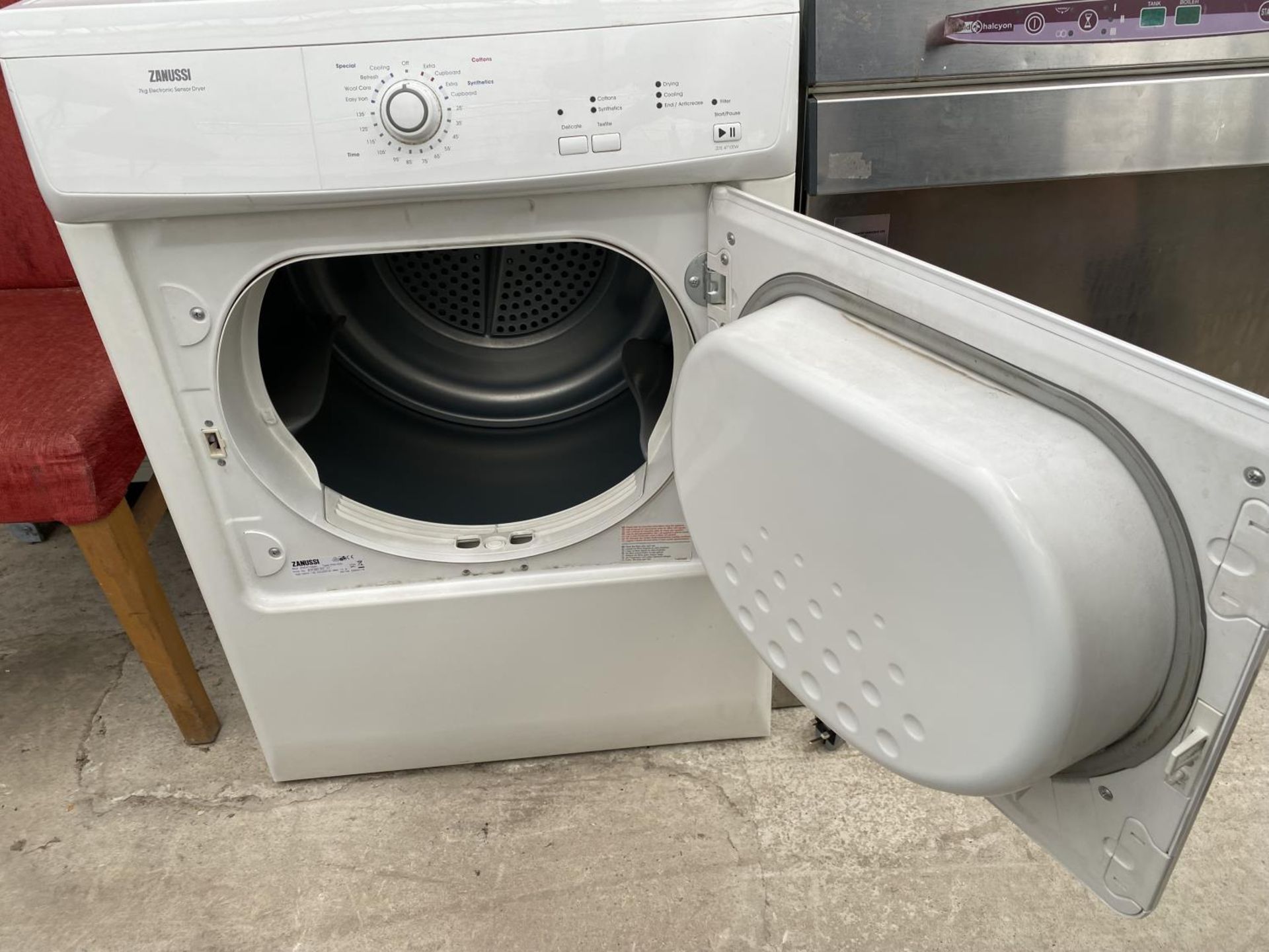 A WHITE ZANUSSI 7KG TUMBLE DRYER - Image 2 of 3