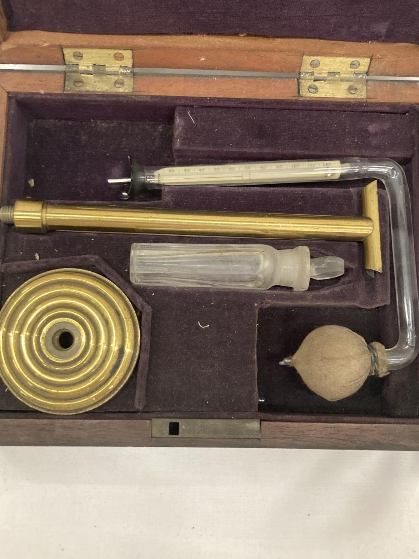 A MAHOGANY BOX CONTAINING MEDICAL INSTRUMENTS - Image 2 of 3