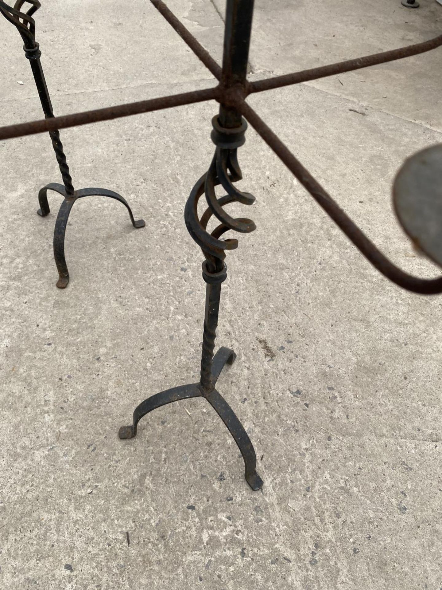 A PAIR OF DECORATIVE WROUGHT IRON CANDLE HOLDERS - Image 5 of 10