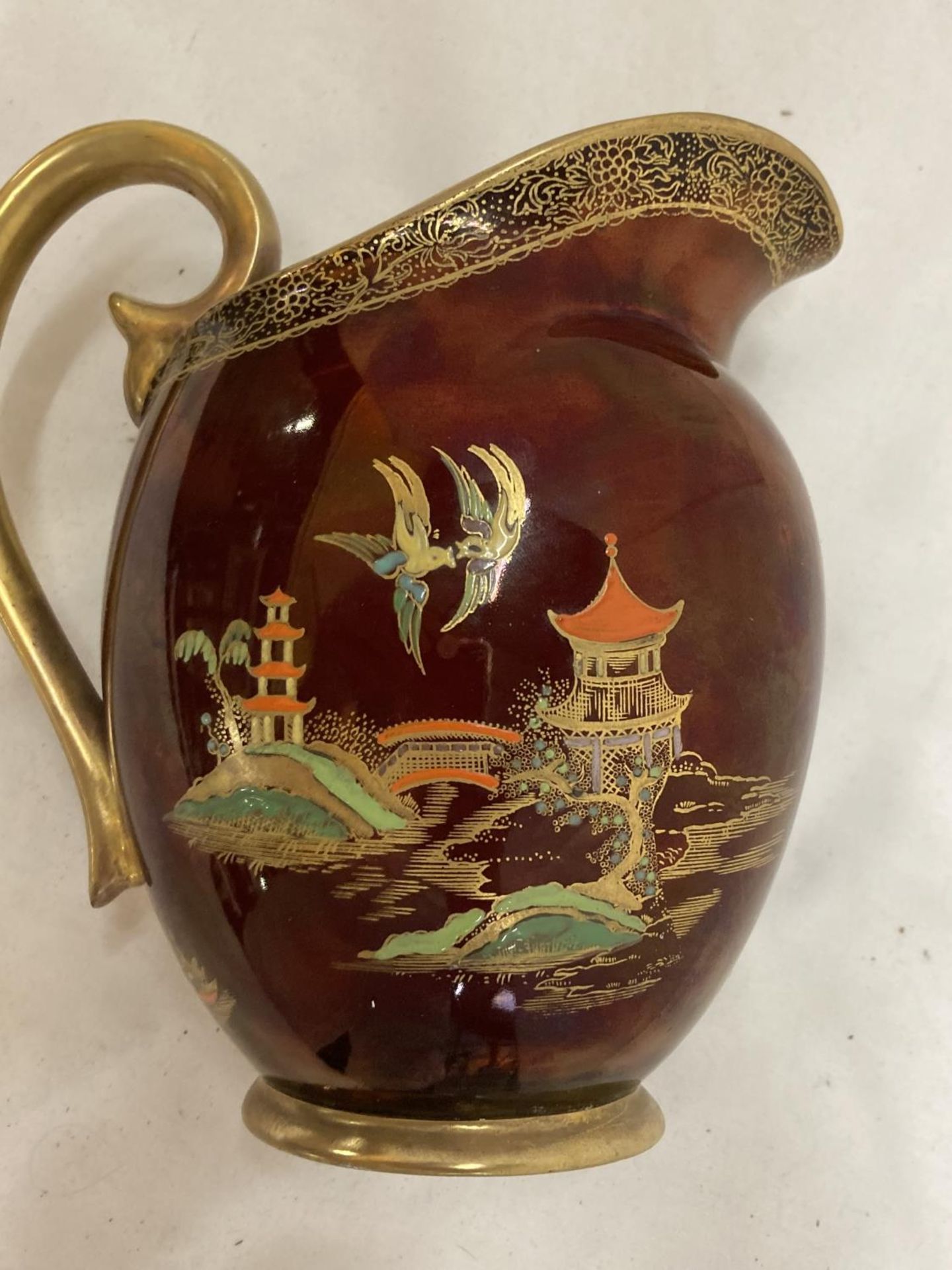 A CARLTONWARE 'ROUGE ROYALE' JUG, ORIENTAL PATTERN WITH THE ORIGINAL STICKER HEIGHT APPROX 16CM - Image 3 of 6