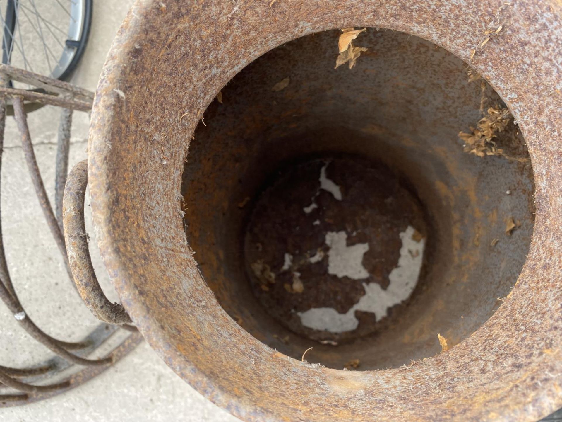 A VINTAGE CAST IRON MILK CHURN BEARING THE NAME 'MANCHESTER' - Image 3 of 3