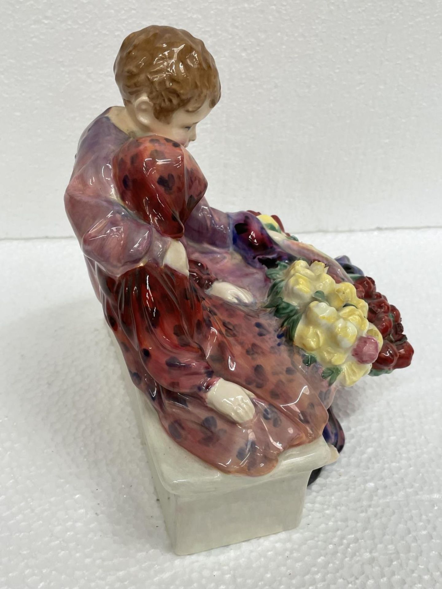 A ROYAL DOULTON FIGURE THE FLOWER SELLERS CHILDREN HN1342 - Image 3 of 4