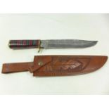 A LARGE WELL MADE HUNTING BOWIE KNIFE AND SCABBARD 24.5 CM DAMASCUS BLADE