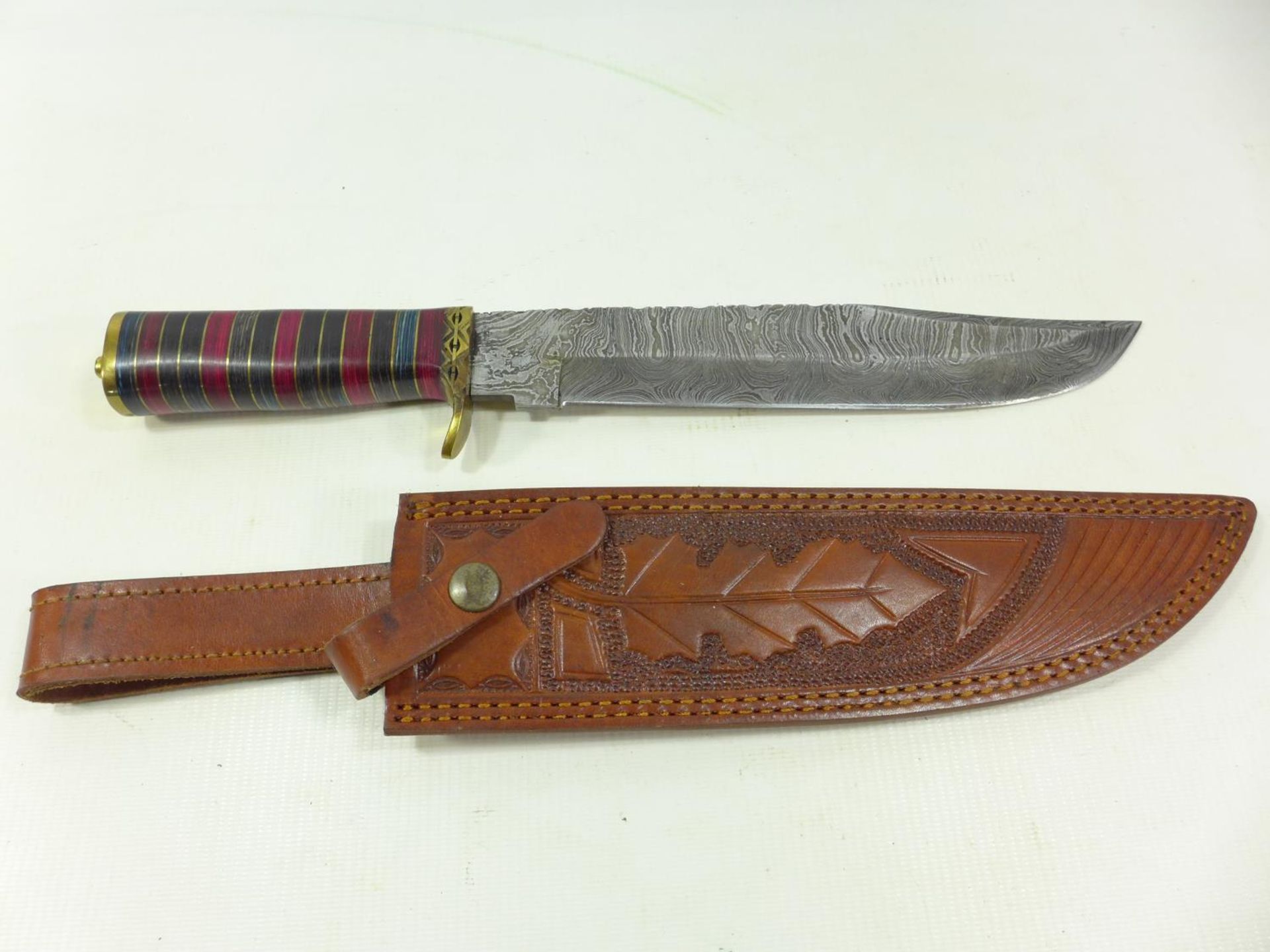 A LARGE WELL MADE HUNTING BOWIE KNIFE AND SCABBARD 24.5 CM DAMASCUS BLADE