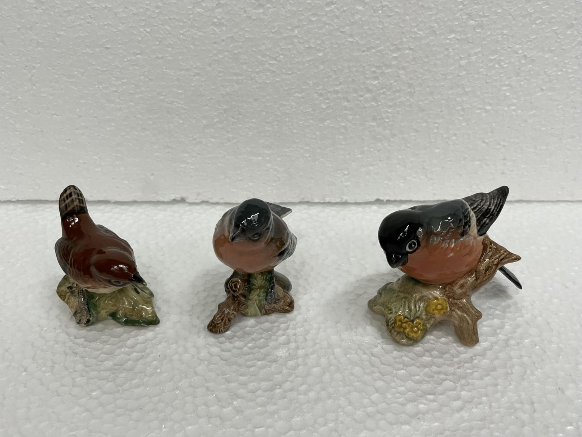 THREE BESWICK BIRDS TO INCLUDE A BULLFINCH, A CHAFFINCH AND A WREN