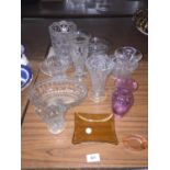 A QUANTITY OF GLASSWARE TO INCLUDE VASES, JUGS, BOWLS, ETC