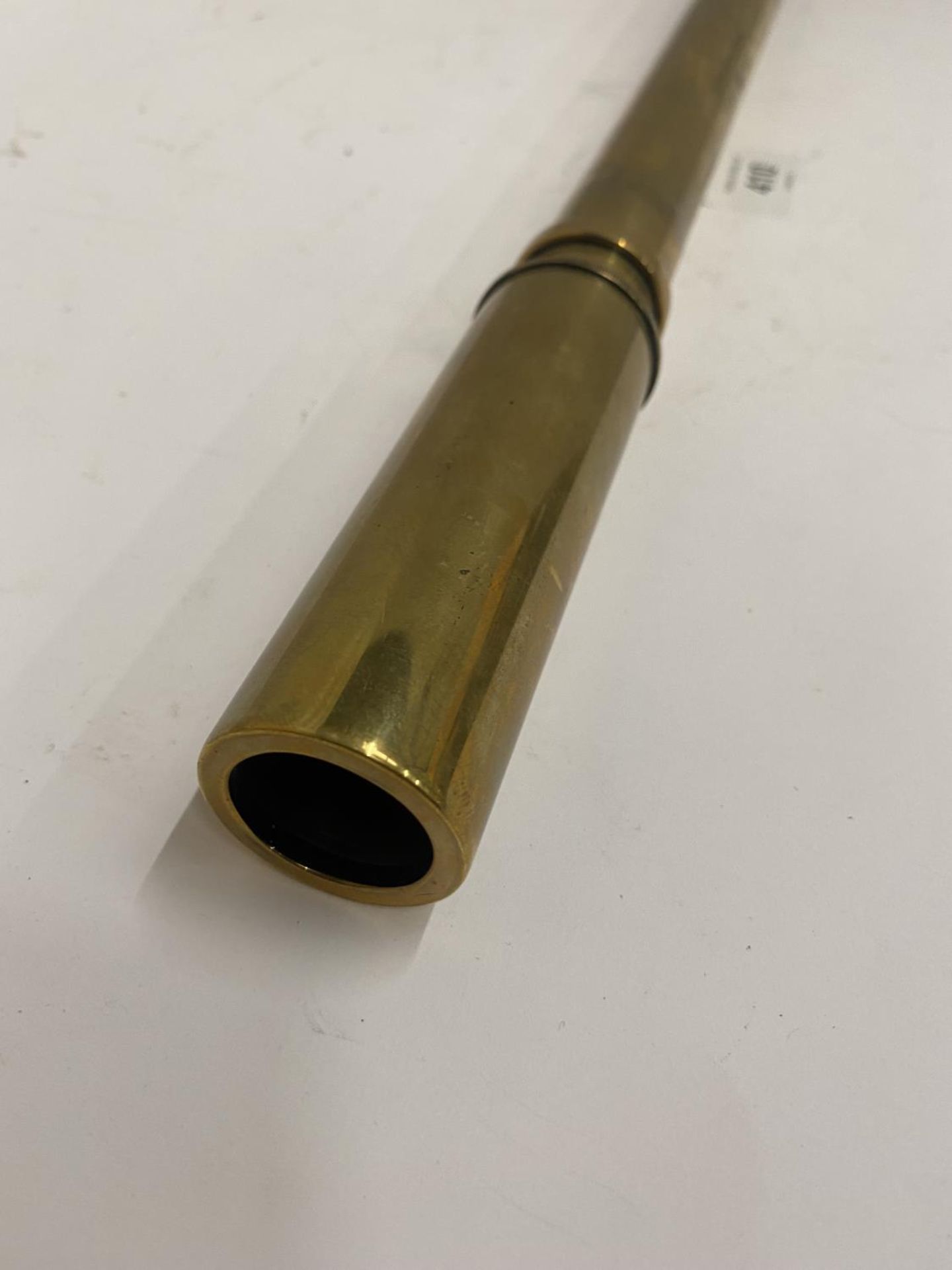 A BRITISH EARLY 20TH CENTURY BRASS SIGHTING TELESCOPE NO.220 MARK I, LENGTH 39.5CM - Image 3 of 4