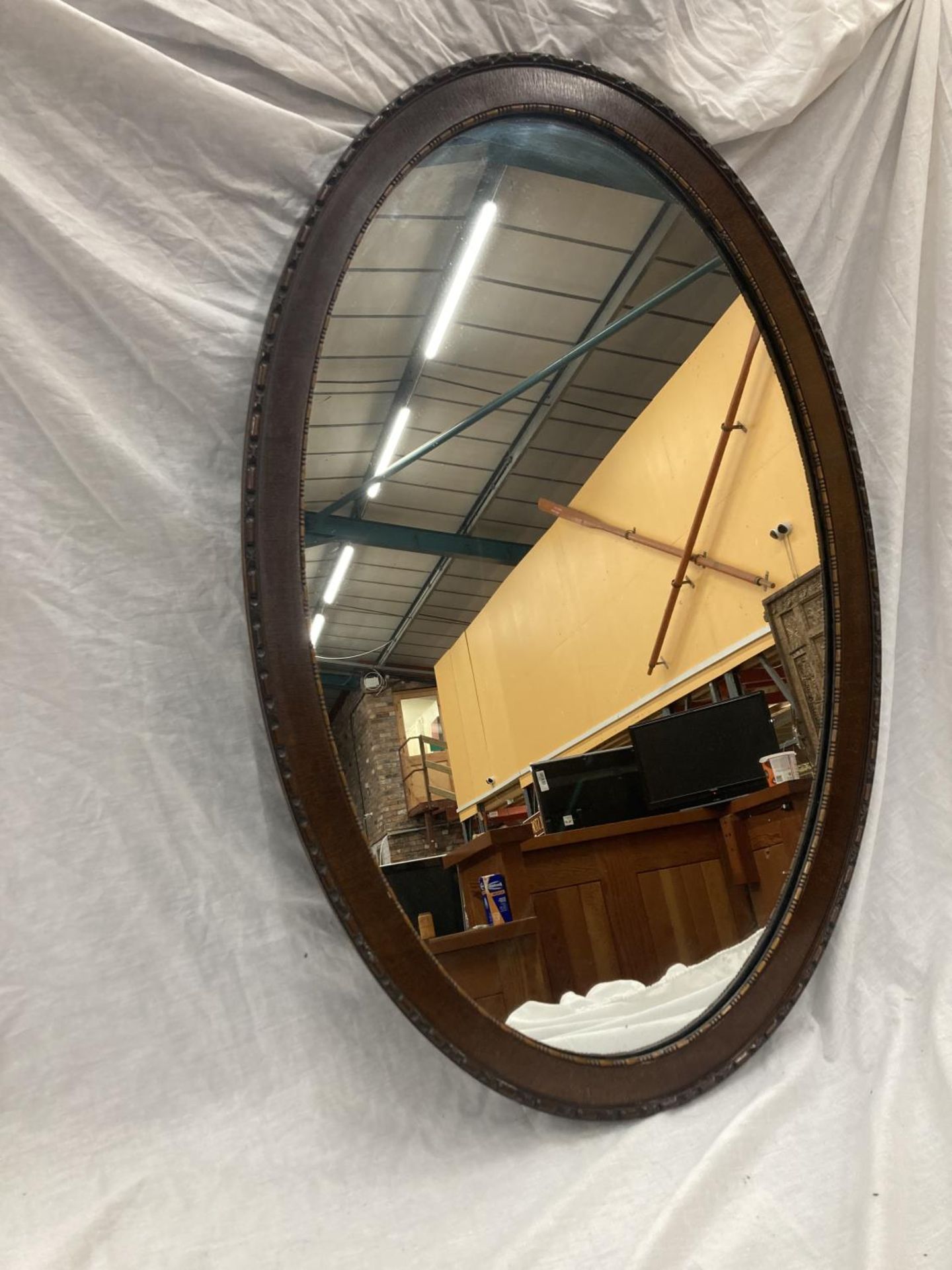 A LARGE MAHOGANY FRAMED OVAL MIRROR WITH BEADED INNER APPROX 100CM X 65CM - Image 3 of 4