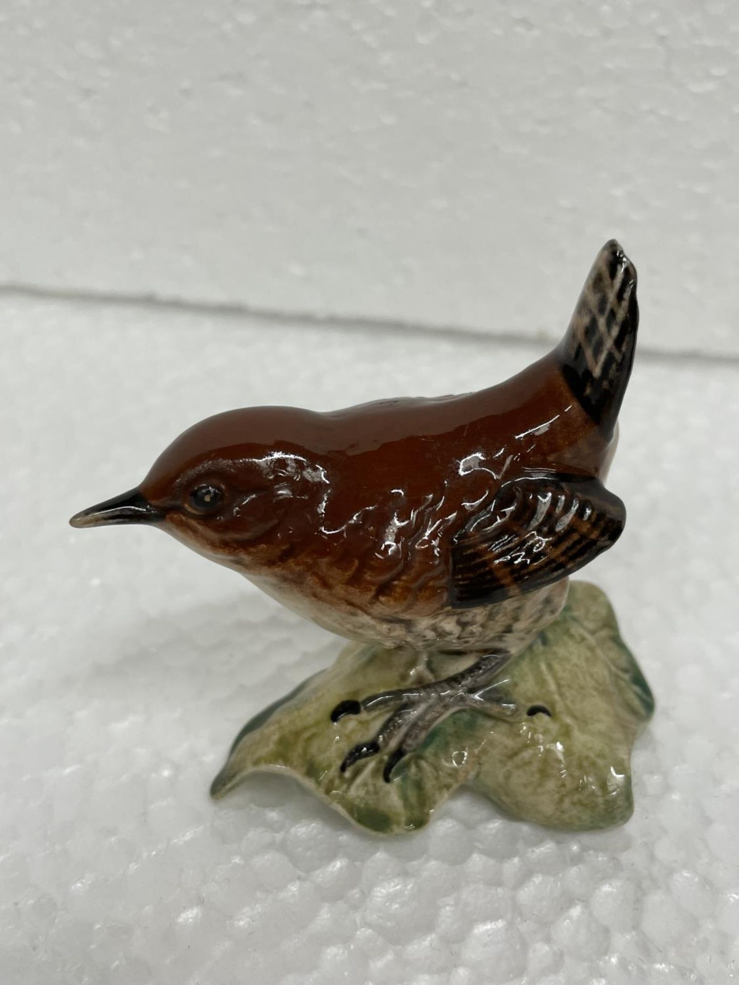 THREE BESWICK BIRDS TO INCLUDE A BULLFINCH, A CHAFFINCH AND A WREN - Image 2 of 4