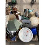 AN ASSORTMENT OF HOUSEHOLD CLEARANCE ITEMS TO INCLUDE LAMPS AND CERAMICS