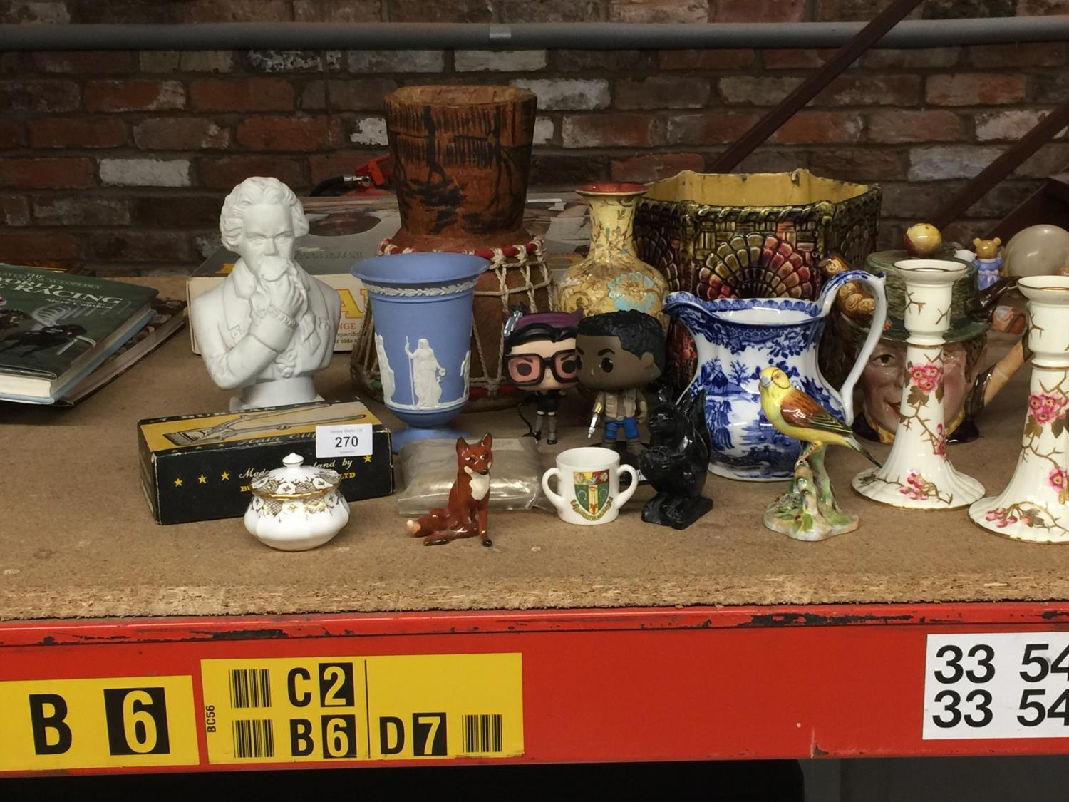 A QUANTITY OF ITEMS TO INCLUDE CERAMIC CANDLESTICKS, MAJOLICA STYLE PLANTER, FIGURES, VASES, JUGS,