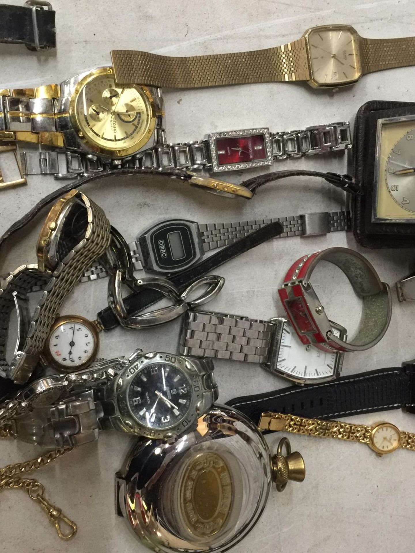 A QUANTITY OF WRISTWATCHES TO INCLUDE SEIKO, SEKONDA, TIMEX, ETC PLUS A VINTAGE MANTLE CLOCK, - Image 3 of 6