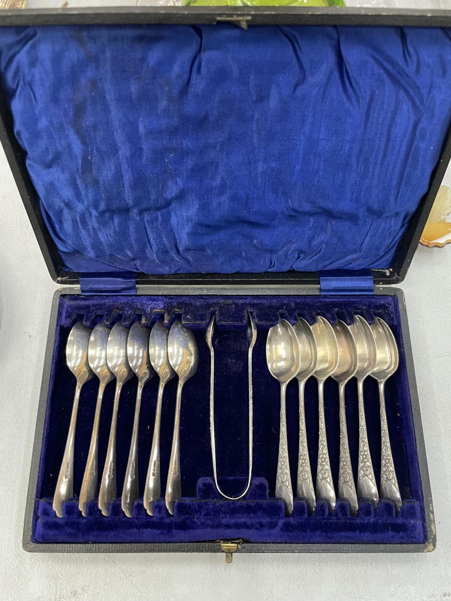 A VINTAGE BOXED SET OF TEASPOONS AND SUGAR TONGS