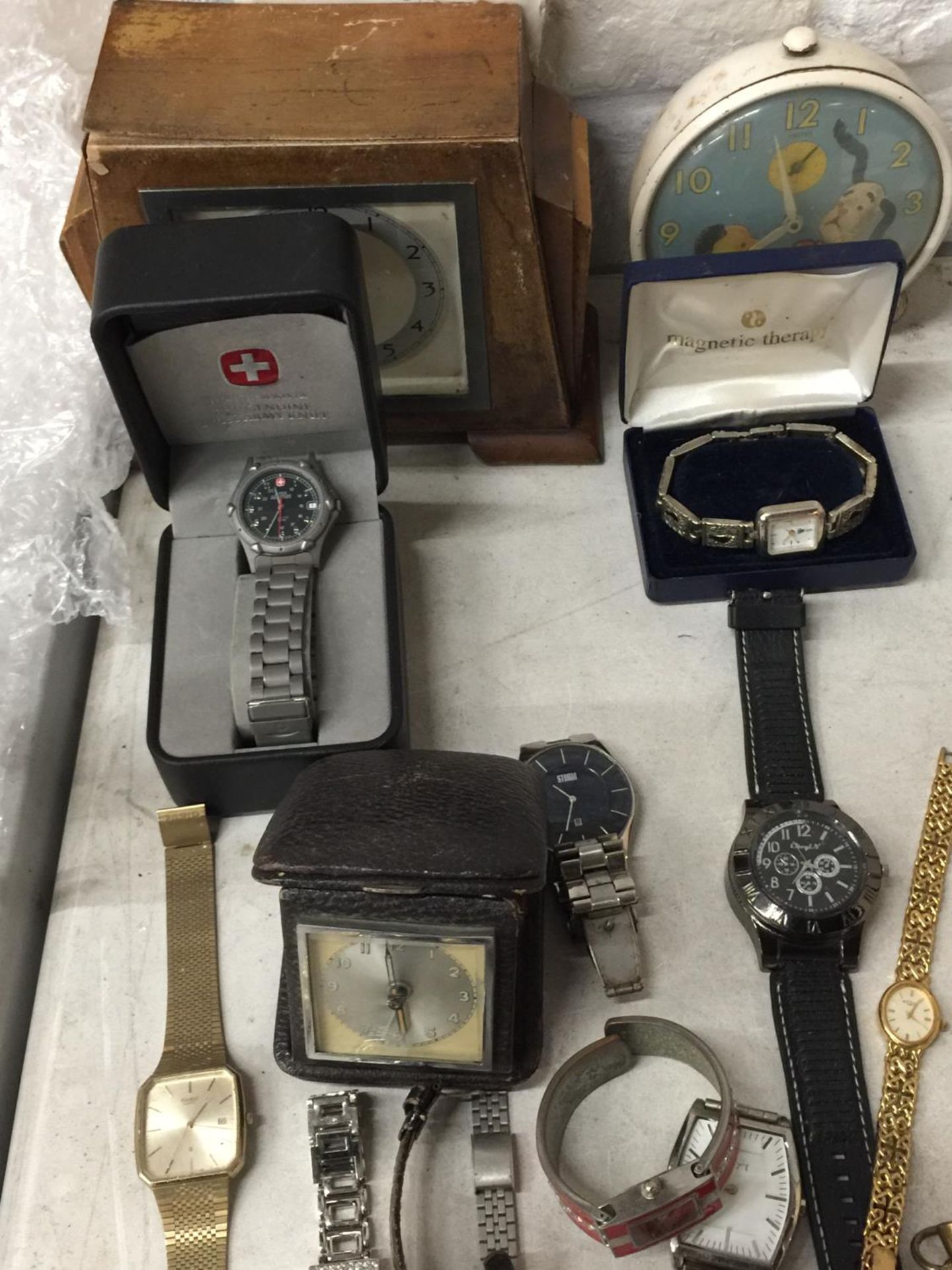 A QUANTITY OF WRISTWATCHES TO INCLUDE SEIKO, SEKONDA, TIMEX, ETC PLUS A VINTAGE MANTLE CLOCK, - Image 4 of 6
