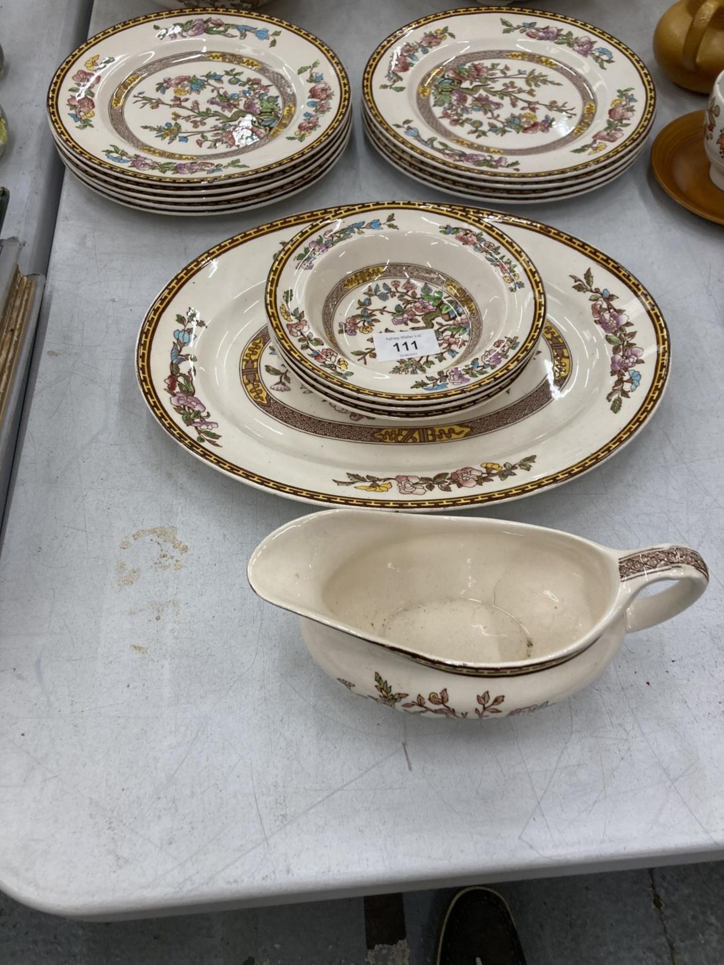 A QUANTITY OF WASHINGTON 'INDIAN TREE' DINNERWARE TO INCLUDE PLATES, BOWLS, TUREEN, SAUCE BOAT, ETC - Image 4 of 6