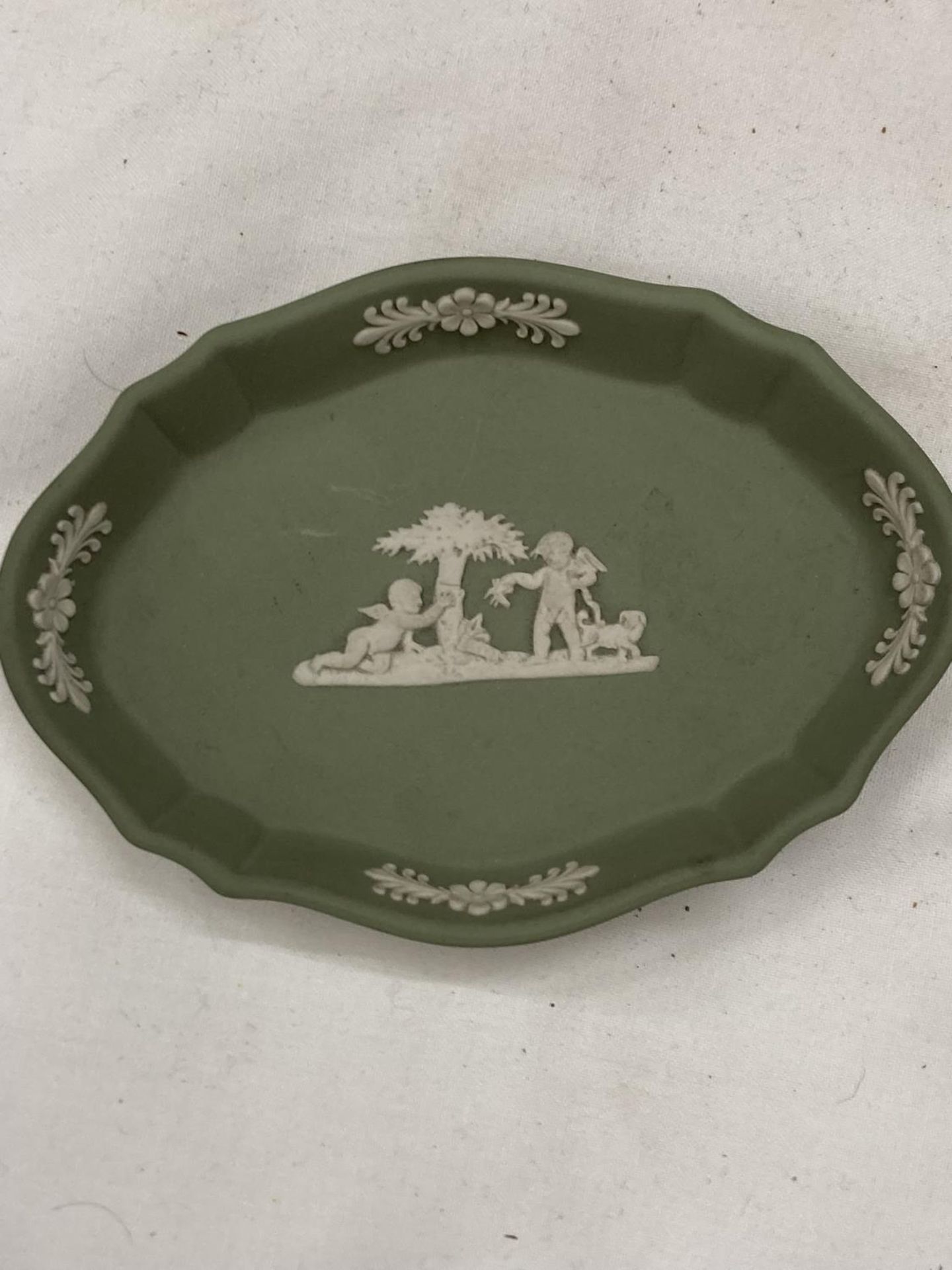A QUANTITY OF BLUE AND GREEN WEDGWOOD JASPERWARE TO INCLUDE PIN TRAYS, TRINKET BOXES, ETC - Image 3 of 4