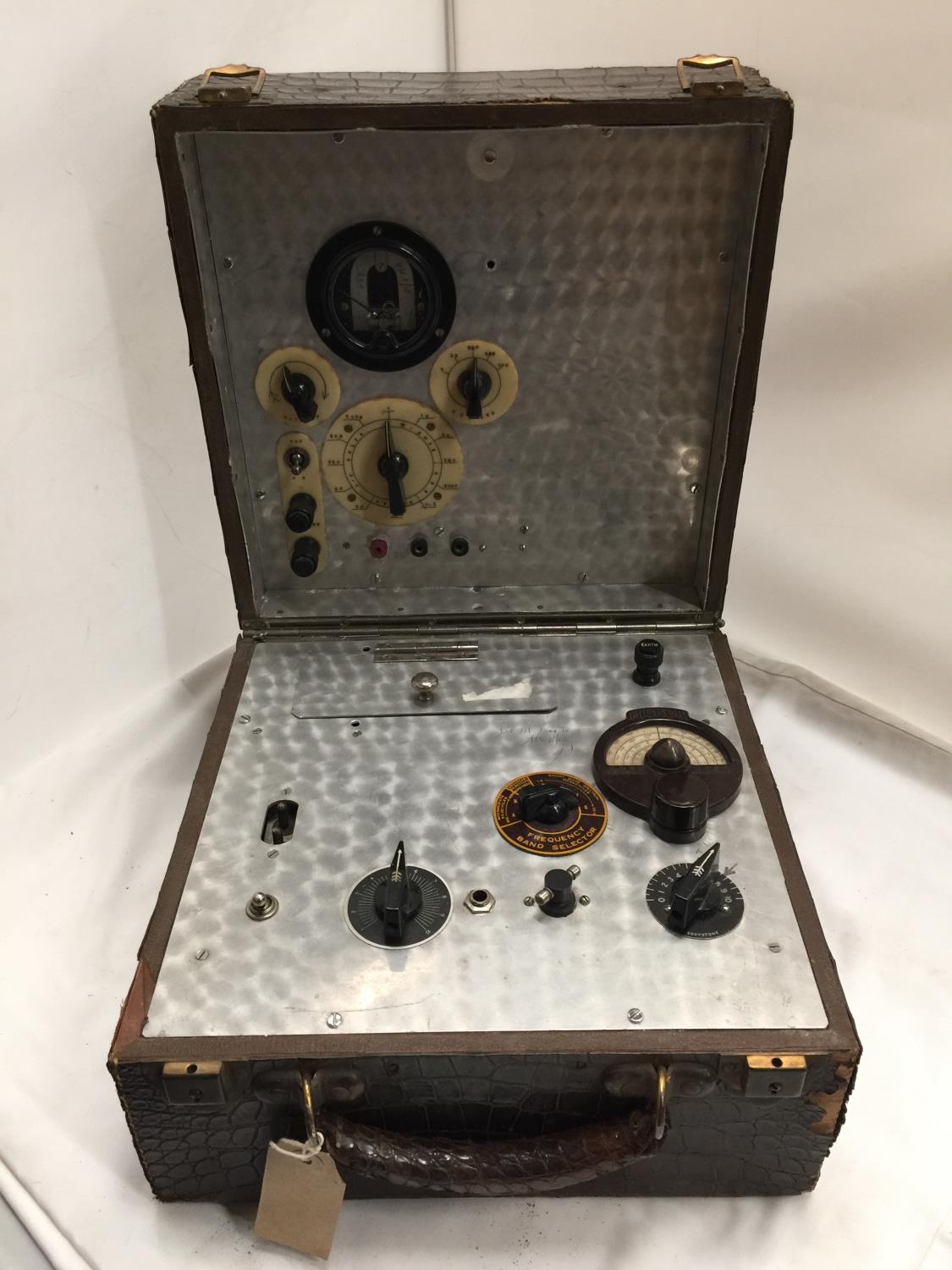 A MID 20TH CENTURY BRITISH TRANSCEIVER SUITCASE RADIO, SIMILAR TO ONES USED BY THE S.O.E FIELD - Image 2 of 10