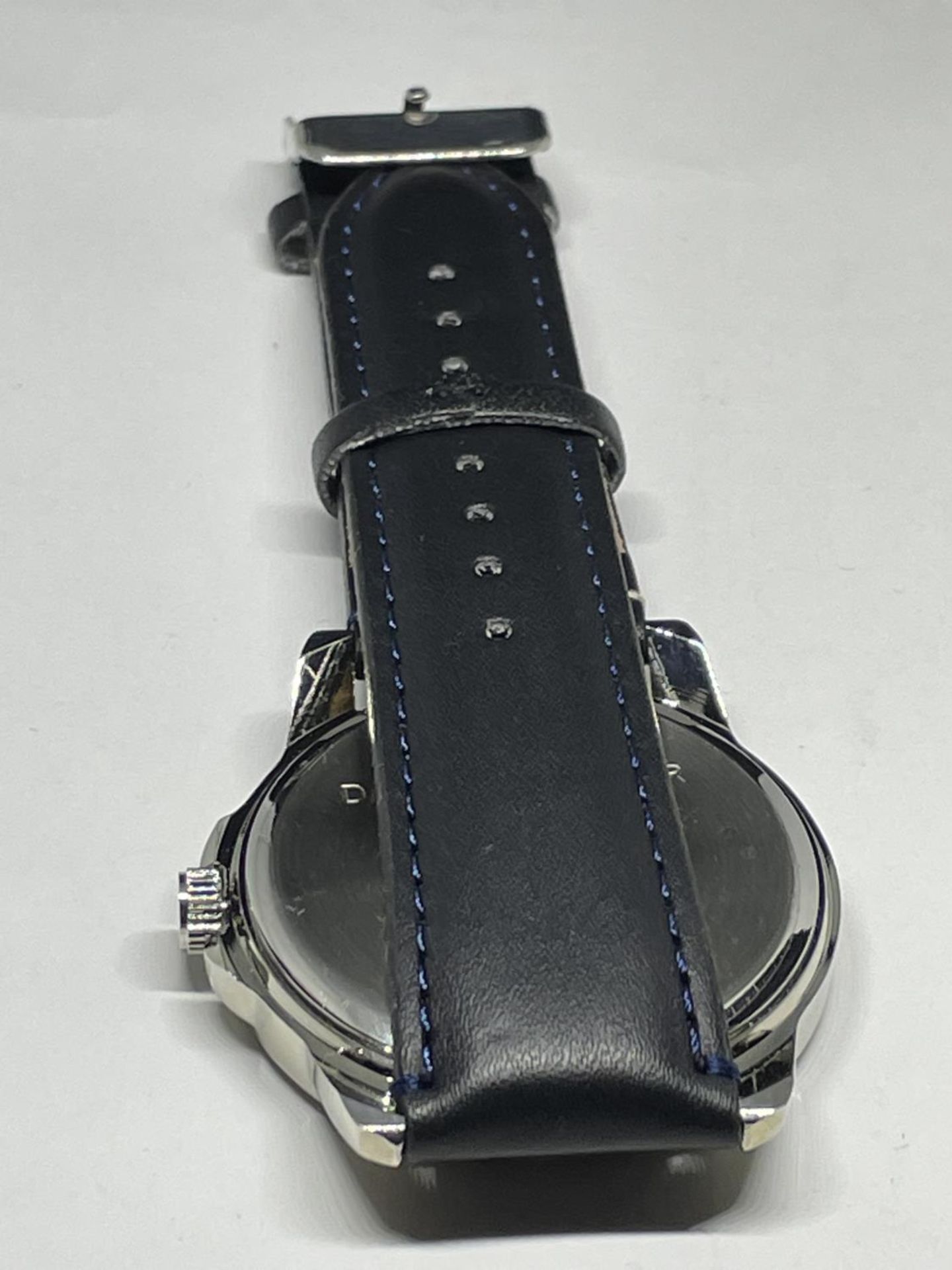 A GENTS FASHION WATCH SEEN WORKING BUT NO WARRANTY - Image 3 of 3