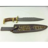 A LARGE WELL MADE HUNTING KNIFE AND SCABBARD 27.5 CM DAMASCUS BLADE