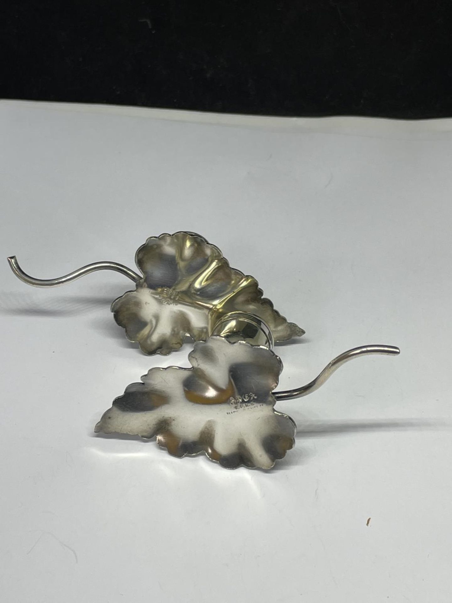 A SILVER PLATED LEAF AND ACORN CRUET SET - Image 4 of 5
