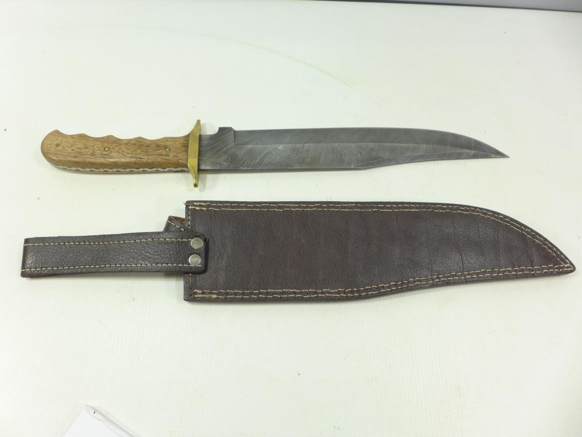 A LARGE WELL MADE HUNTING BOWIE KNIFE AND SCABBARD 29 CM DAMASCUS BLADE - Image 2 of 5