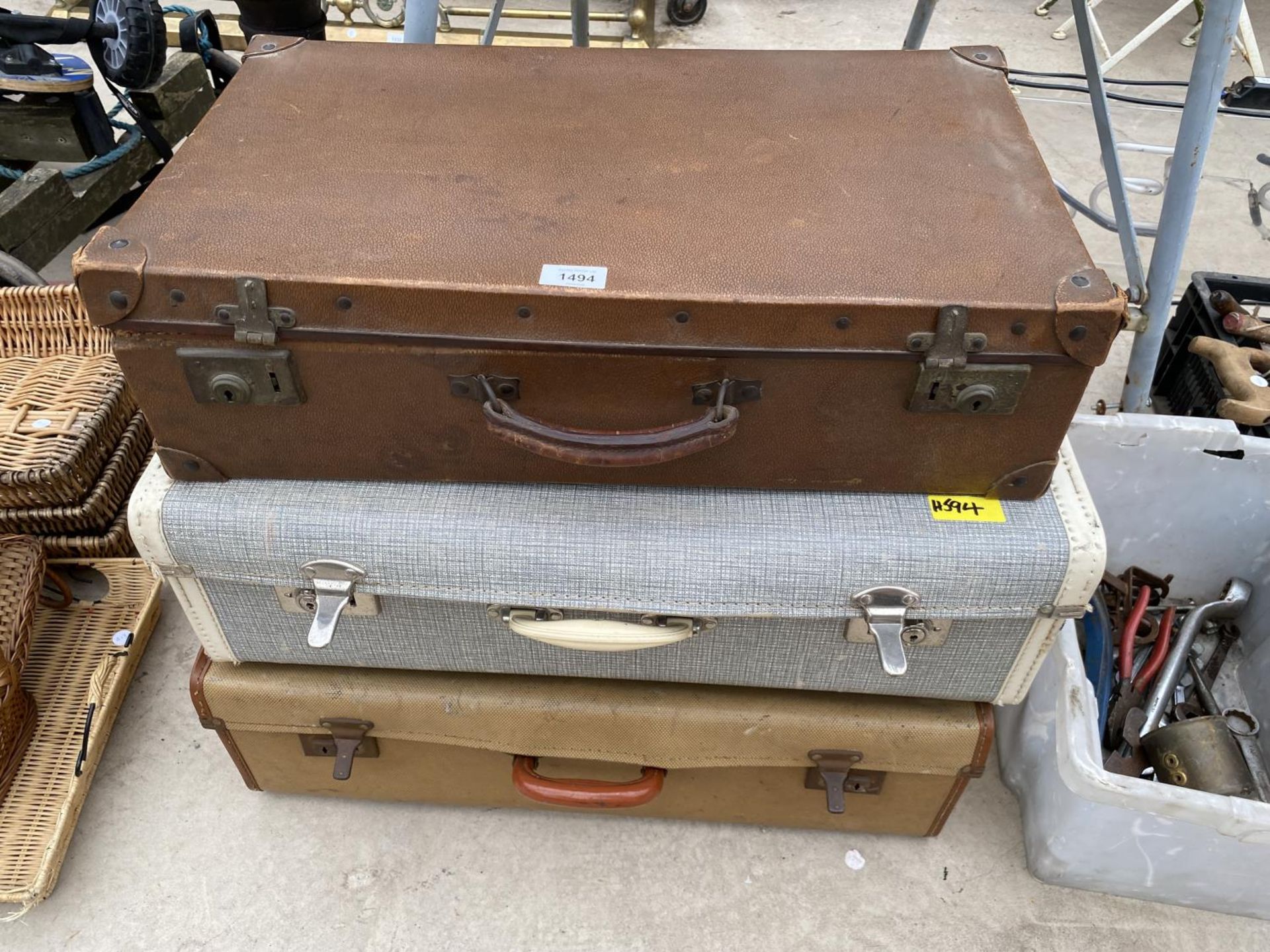 THREE VARIOUS VINTAGE TRAVEL CASES - Image 2 of 4