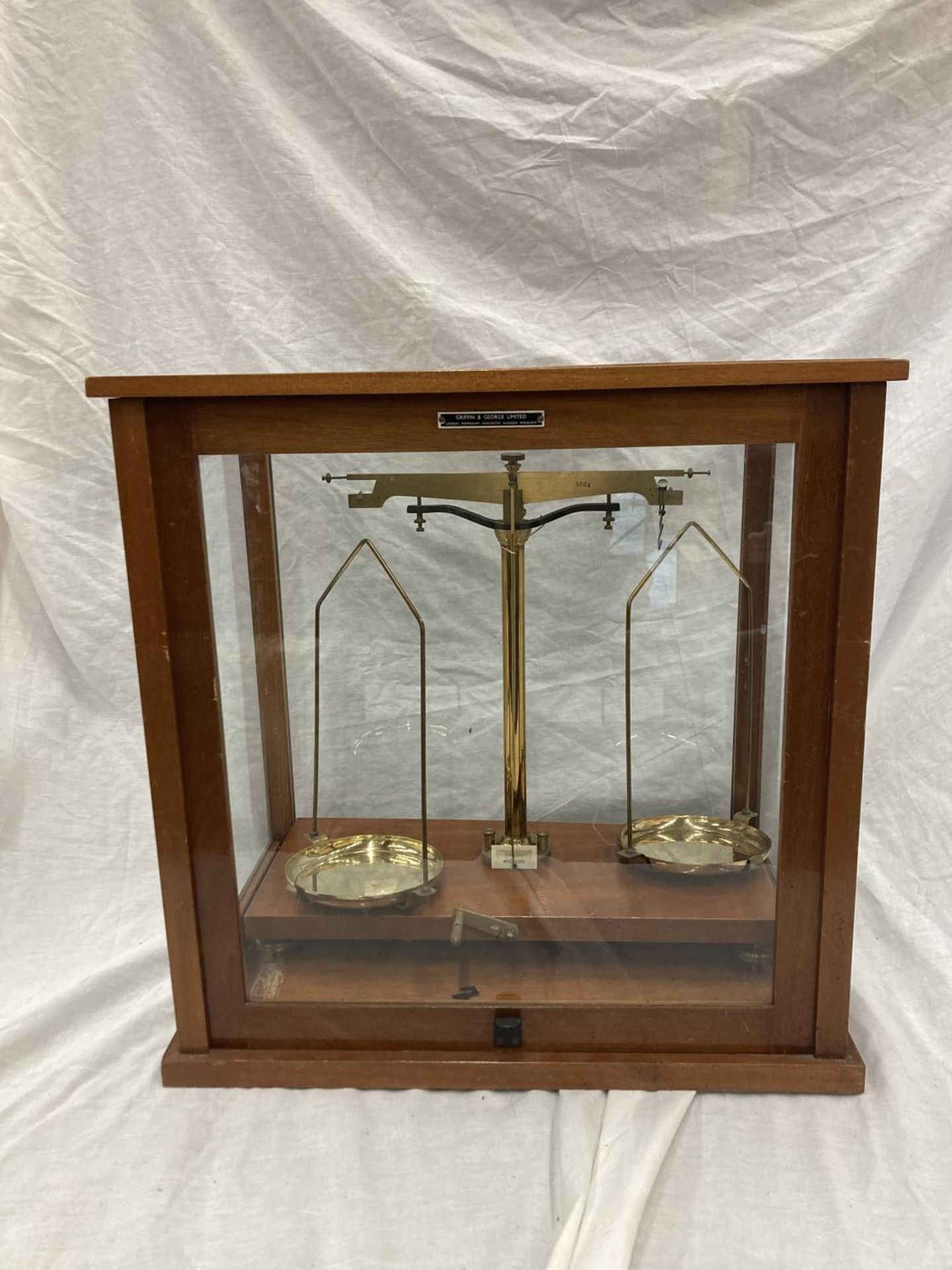 A GRIFFIN AND GEORGE LTD SET OF MICROID SCIENTIFIC SCALES IN A MAHOGANY CASE WITH GLASS PANELS -