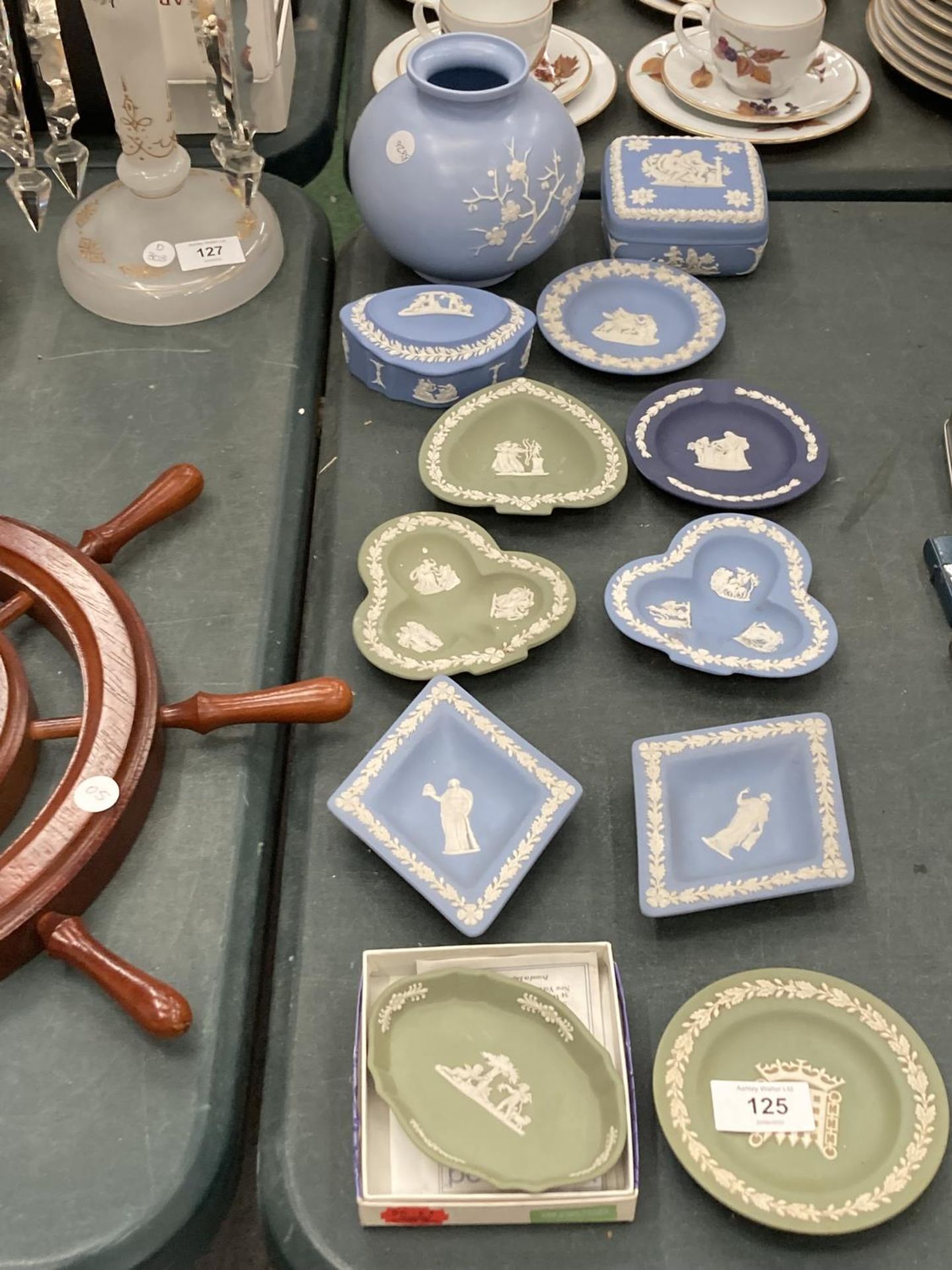 A QUANTITY OF BLUE AND GREEN WEDGWOOD JASPERWARE TO INCLUDE PIN TRAYS, TRINKET BOXES, ETC