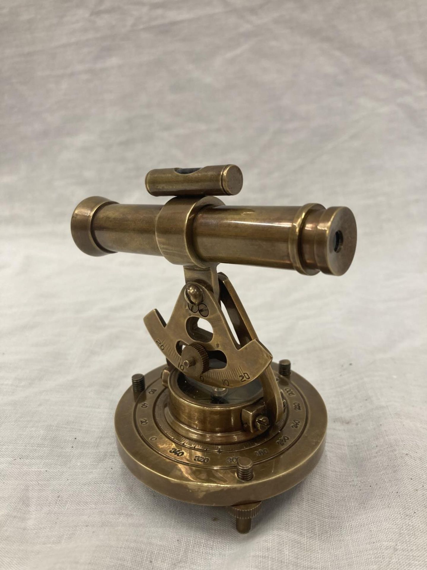 A BRASS MINIATURE TELESCOPE AND COMPASS - HEIGHT 10CM, WIDTH 9CM - Image 3 of 7