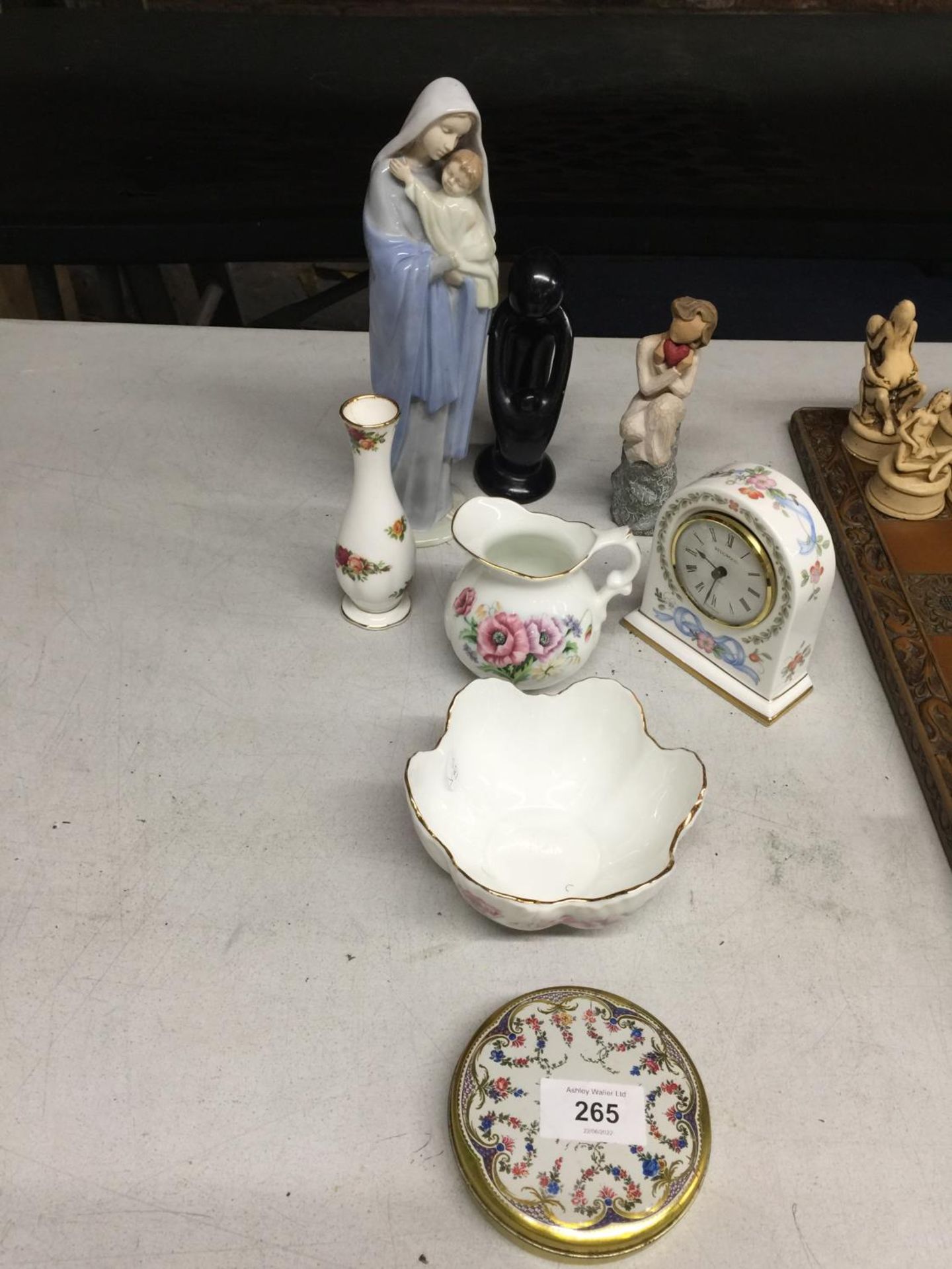 A QUANTITY OF CERAMICS TO INCLUDE A FIGURE OF MARY AND JESUS, WEDGWOOD MANTLE CLOCK, WILLOW TREE '