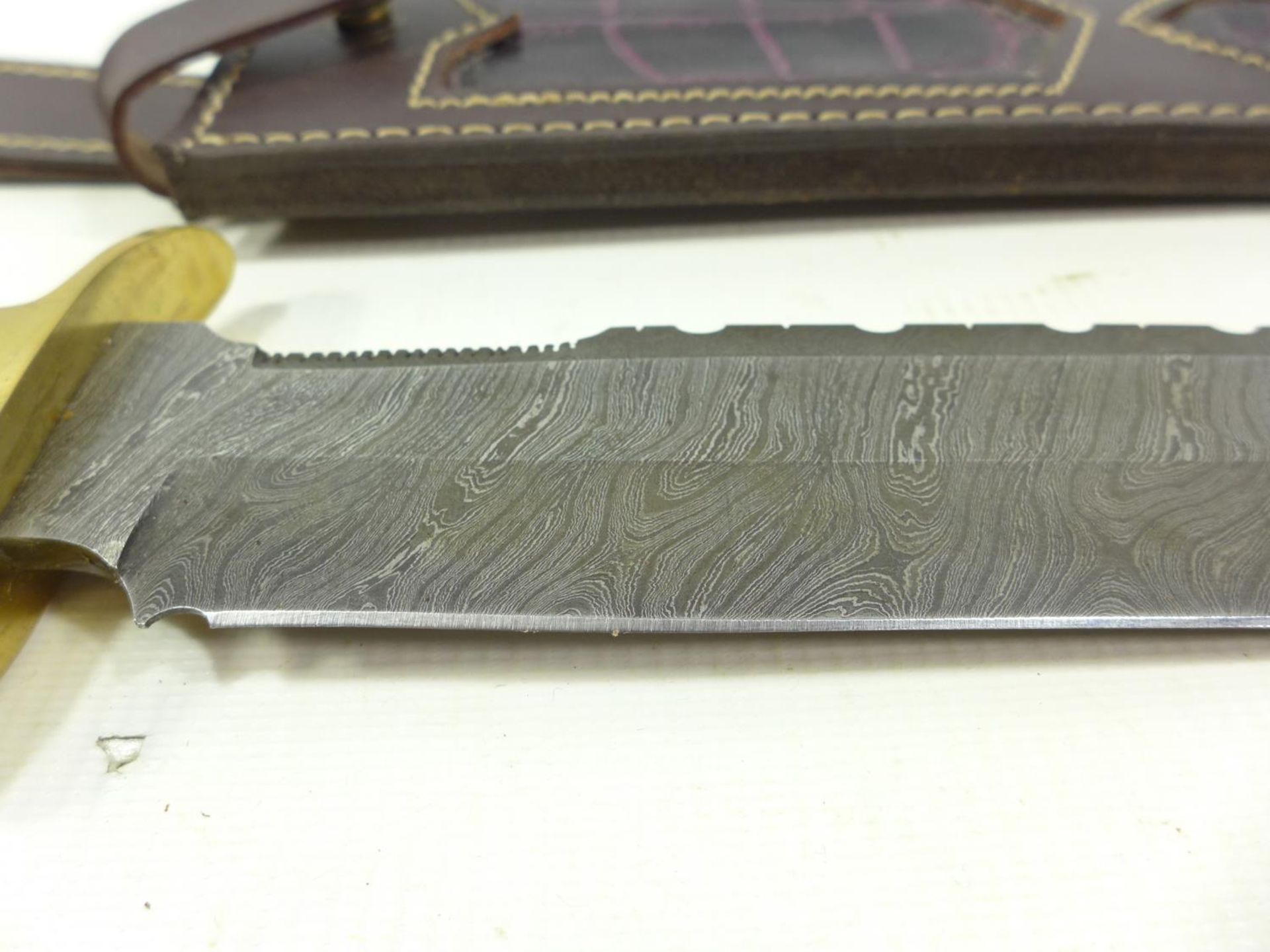 A LARGE WELL MADE HUNTING KNIFE AND SCABBARD 28 CM DAMASCUS BLADE - Image 2 of 5