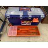 A PLASTIC TOOL BOX CONTAING VARIOUS TOOLS TO INCLUDE HAMMERS, SAWS AND SPIRIT LEVELS ETC