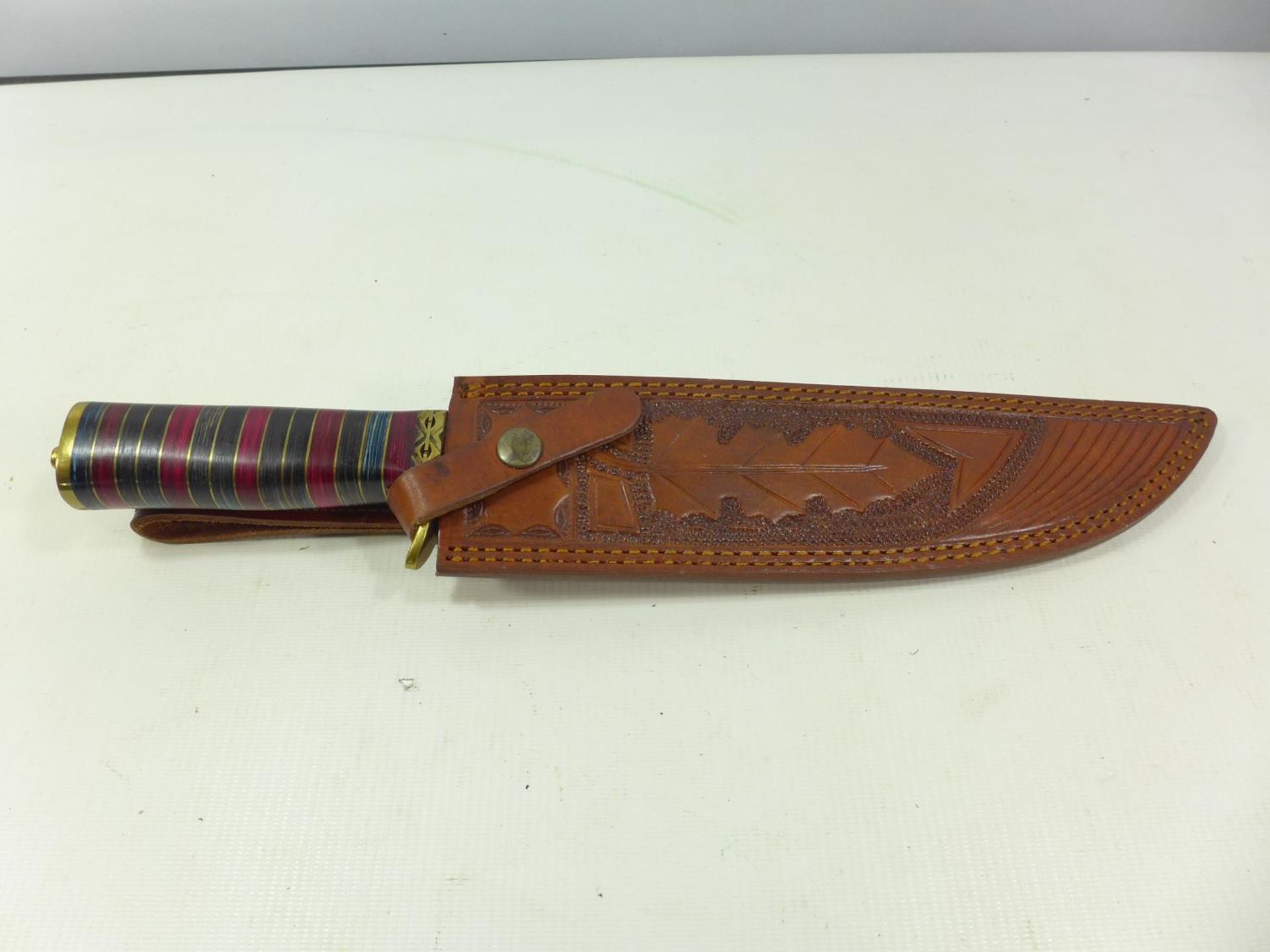 A LARGE WELL MADE HUNTING BOWIE KNIFE AND SCABBARD 24.5 CM DAMASCUS BLADE - Image 6 of 6