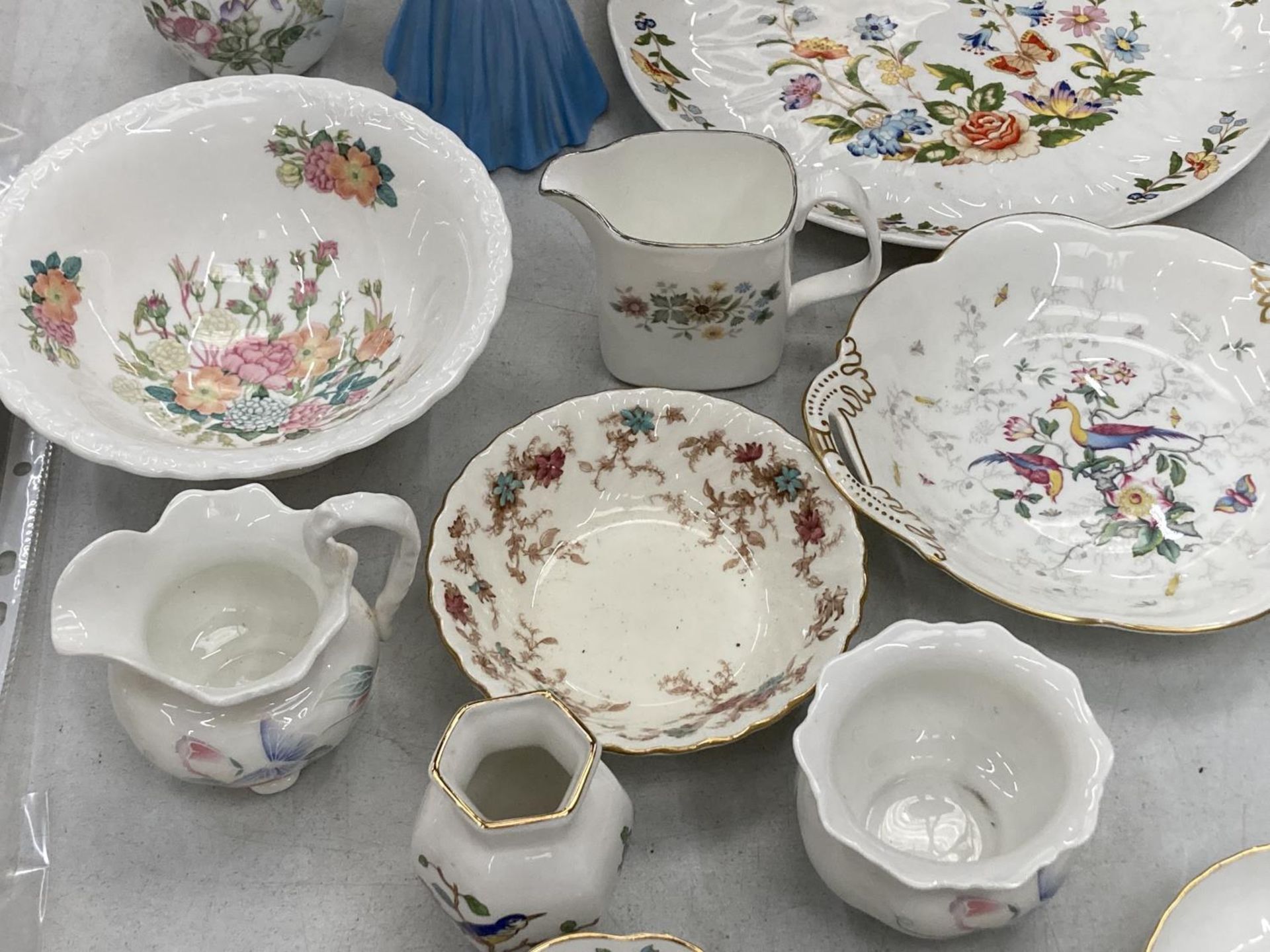 A QUANTITY OF CHINA TO INCLUDE COALPORT, ROYAL DOULTON, AYNSLEY, WEDGWOOD, PLATES, BOWLS, JUGS, - Image 4 of 8