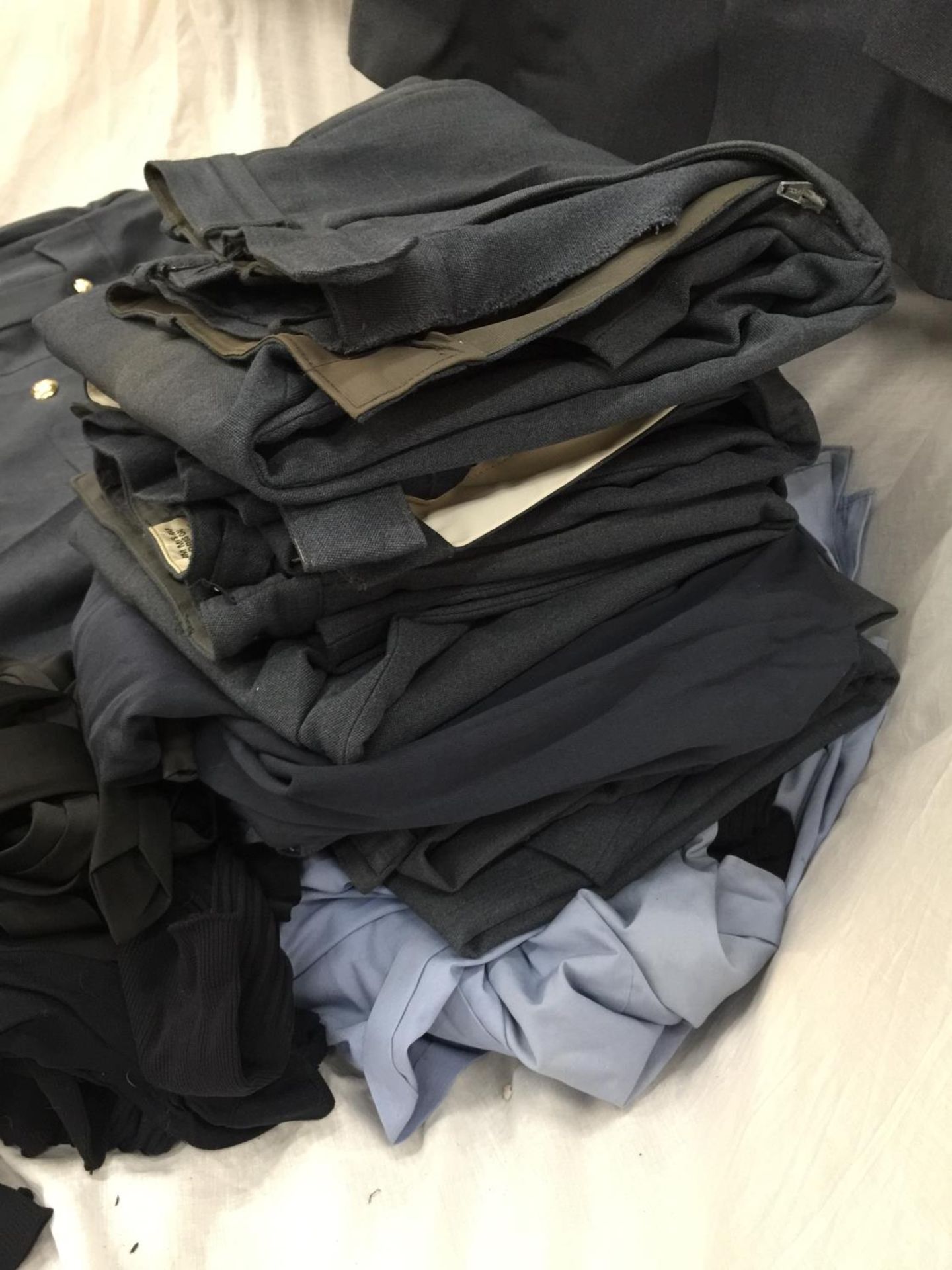A LARGE AMOUNT OF R.A.F UNIFORM TO INCLUDE JACKETS, TROUSERS, SHIRTS, TIES ETC. - Bild 10 aus 10