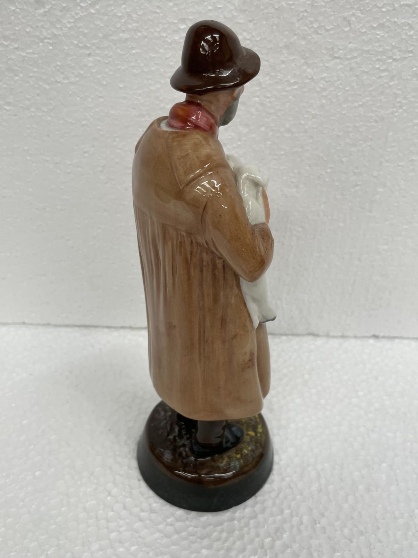 A ROYAL DOULTON FIGURE LAMBING TIME HN1890 - Image 3 of 4