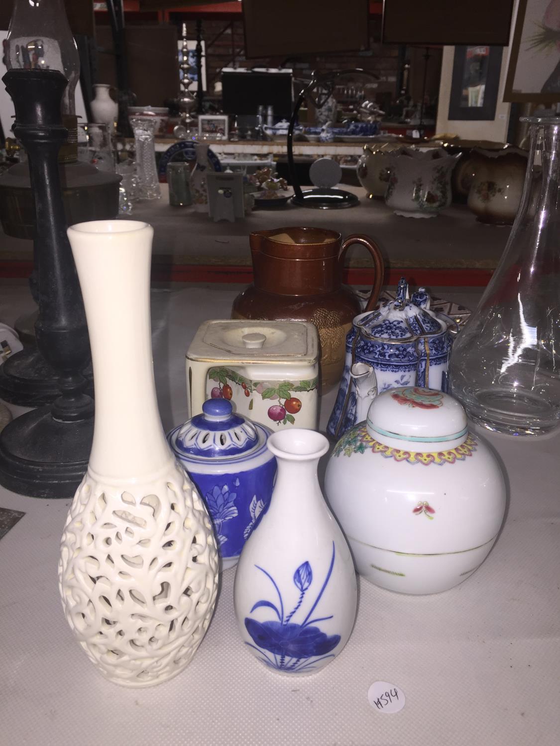 A QUANTITY OF CERAMIC ITEMS TO INCLUDE A ROYAL DOULTON JUG, A 'CUBE' TEAPOT, S. H. & SONS BLUE AND - Image 2 of 5
