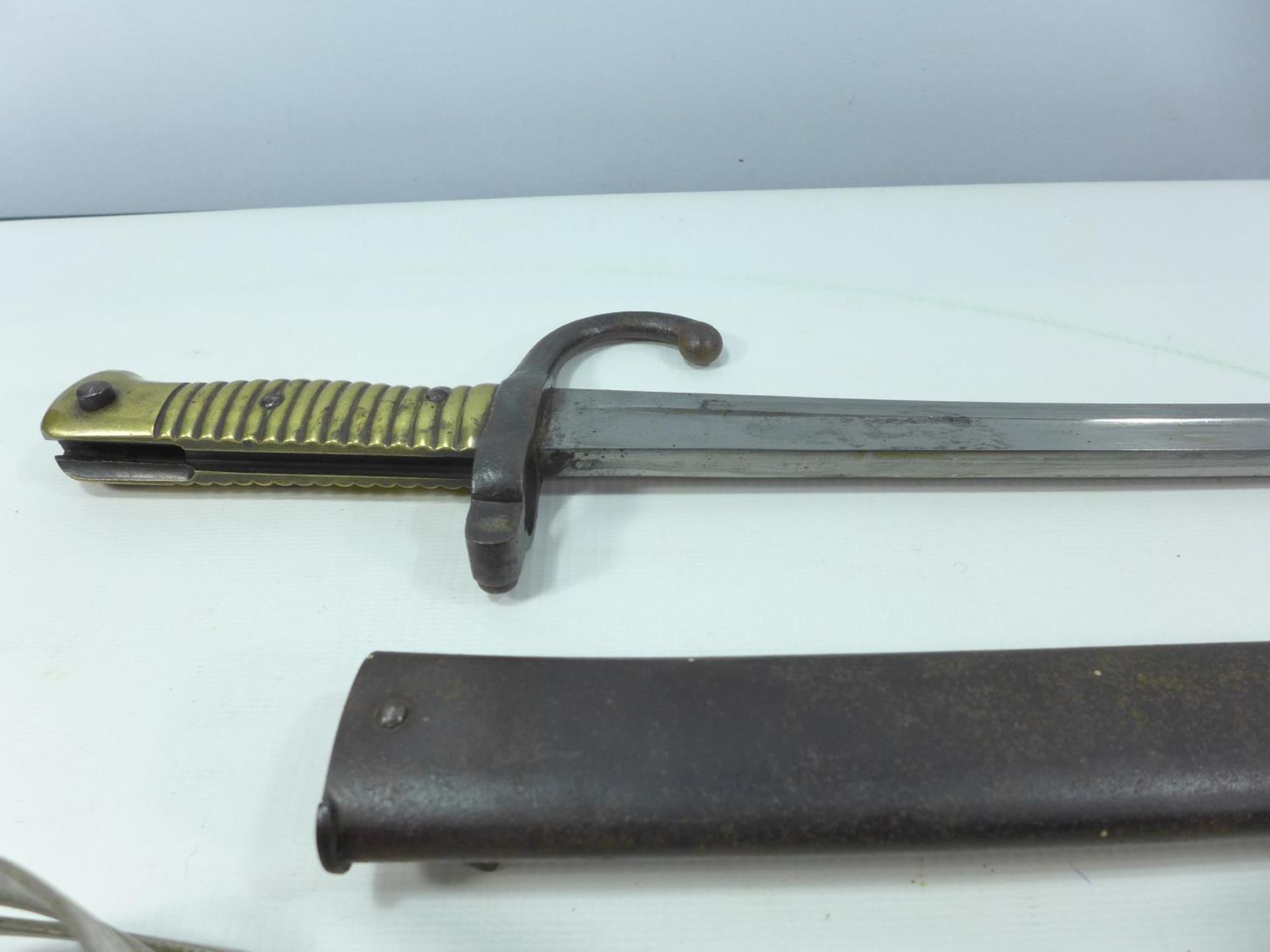 A FRENCH LATE 19TH CENTURY CHASSEPOT BAYONET WITH SCABBARD AND AN INDIAN SWORD WITH SCABBARD - Image 3 of 4