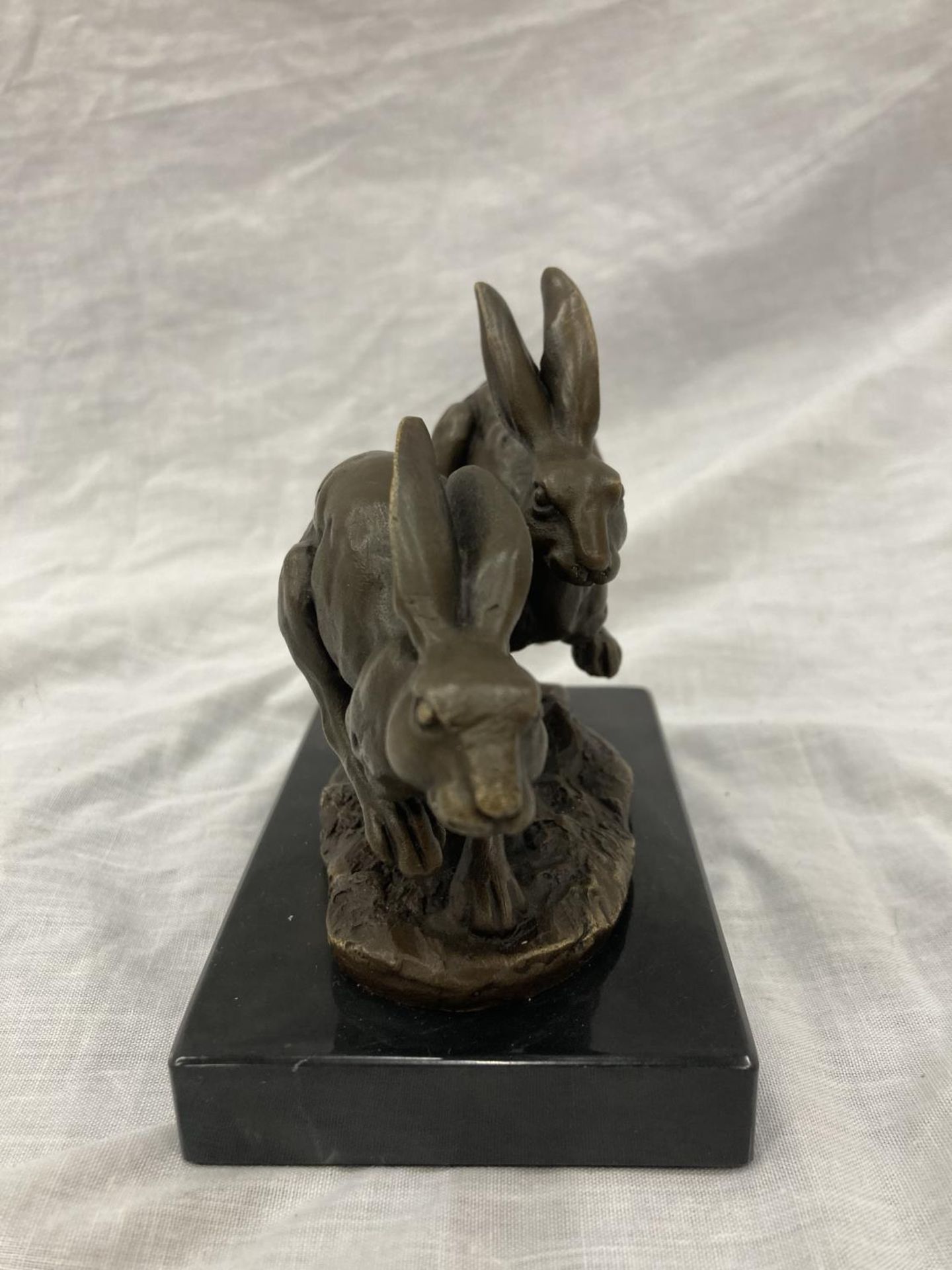 A SIGNED BRONZE OF HARES RUNNING ON A MARBLE PLINTH HEIGHT 12CM, LENGTH 15CM - Image 3 of 7