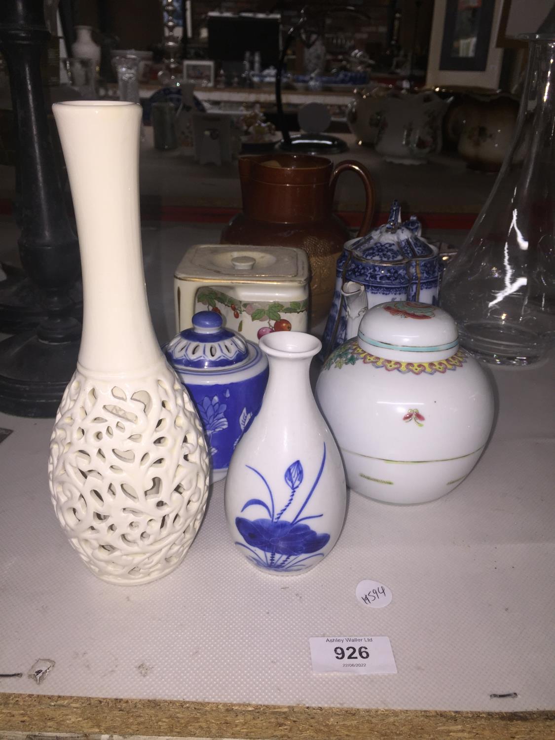 A QUANTITY OF CERAMIC ITEMS TO INCLUDE A ROYAL DOULTON JUG, A 'CUBE' TEAPOT, S. H. & SONS BLUE AND