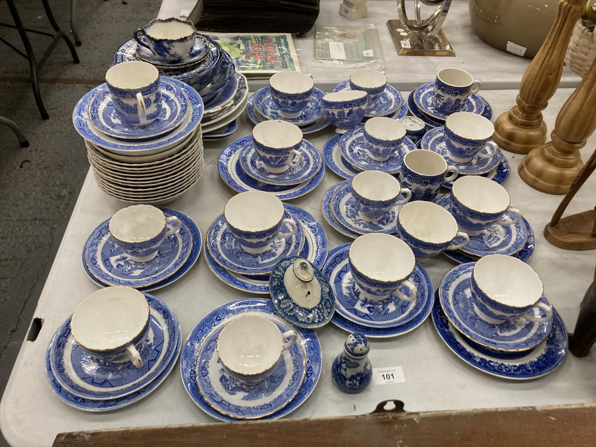 A LARGE QUANTITY OF BLUE AND WHITE 'WILLOW' PATTERN CHINA - APPROX 76 PIECES