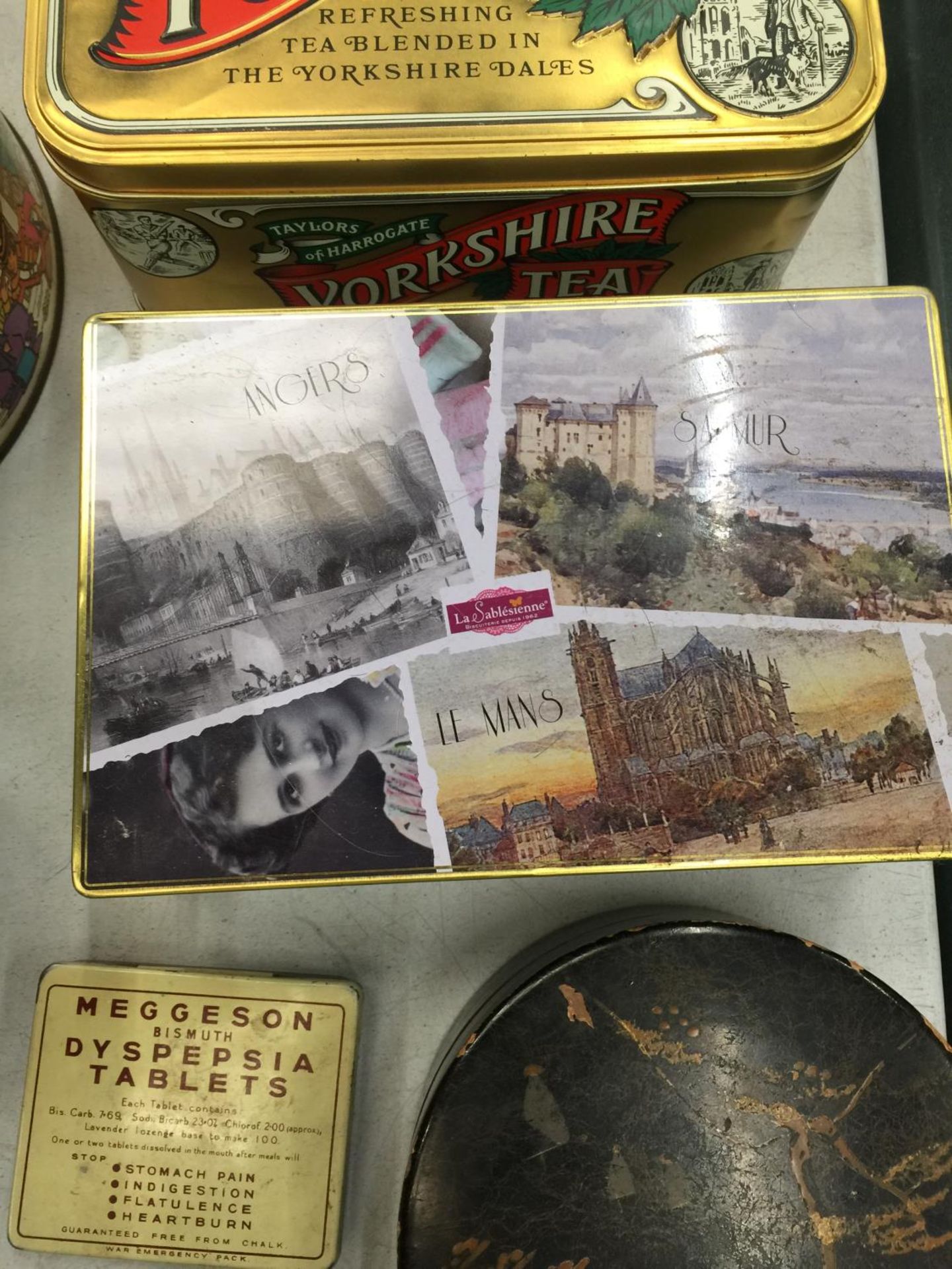 A COLLECTION OF TWELVE VINTAGE TINS TO INCLUDE CADBURY BOURNEVILLE, SWEET TINS, HRLICKS TABLETS, - Image 3 of 6