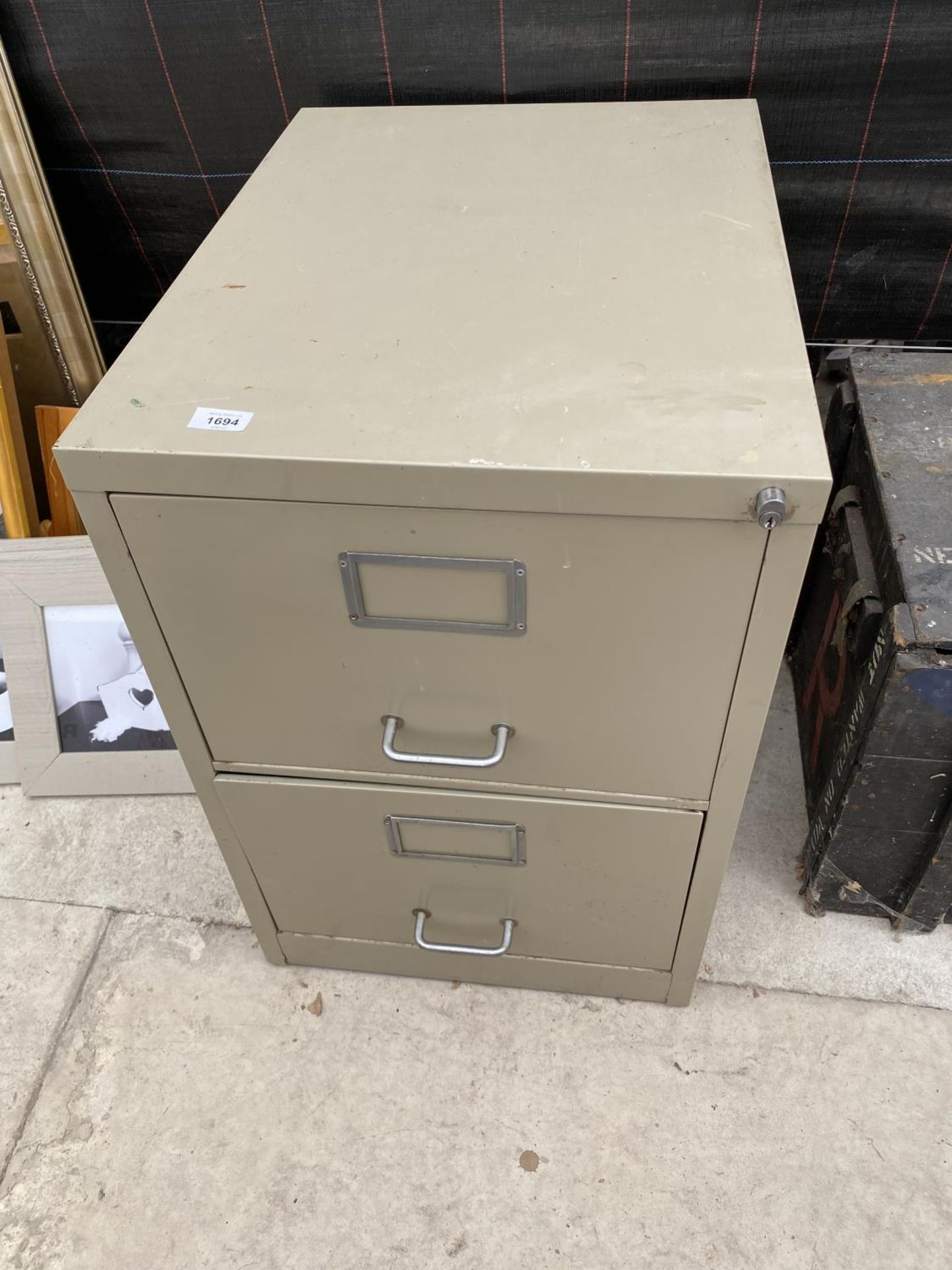 A TWO DRAWER METAL FILING CABINET - Image 2 of 4