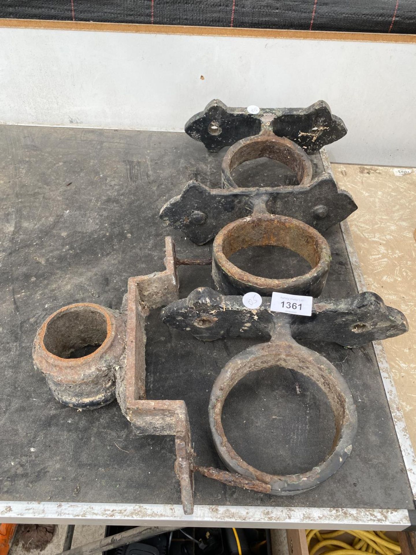 FOUR VINTAGE CAST IRON GUTTER BRACKETS - Image 2 of 6