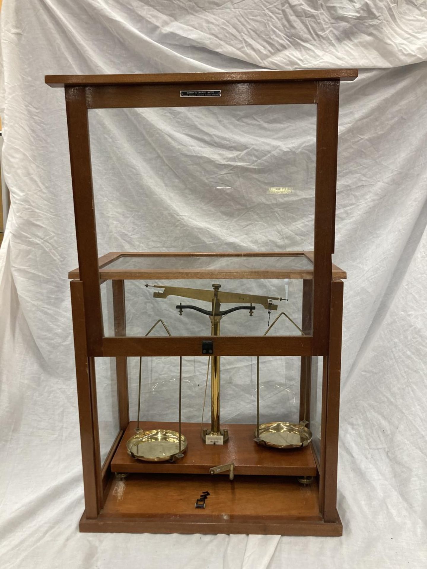 A GRIFFIN AND GEORGE LTD SET OF MICROID SCIENTIFIC SCALES IN A MAHOGANY CASE WITH GLASS PANELS - - Image 5 of 7